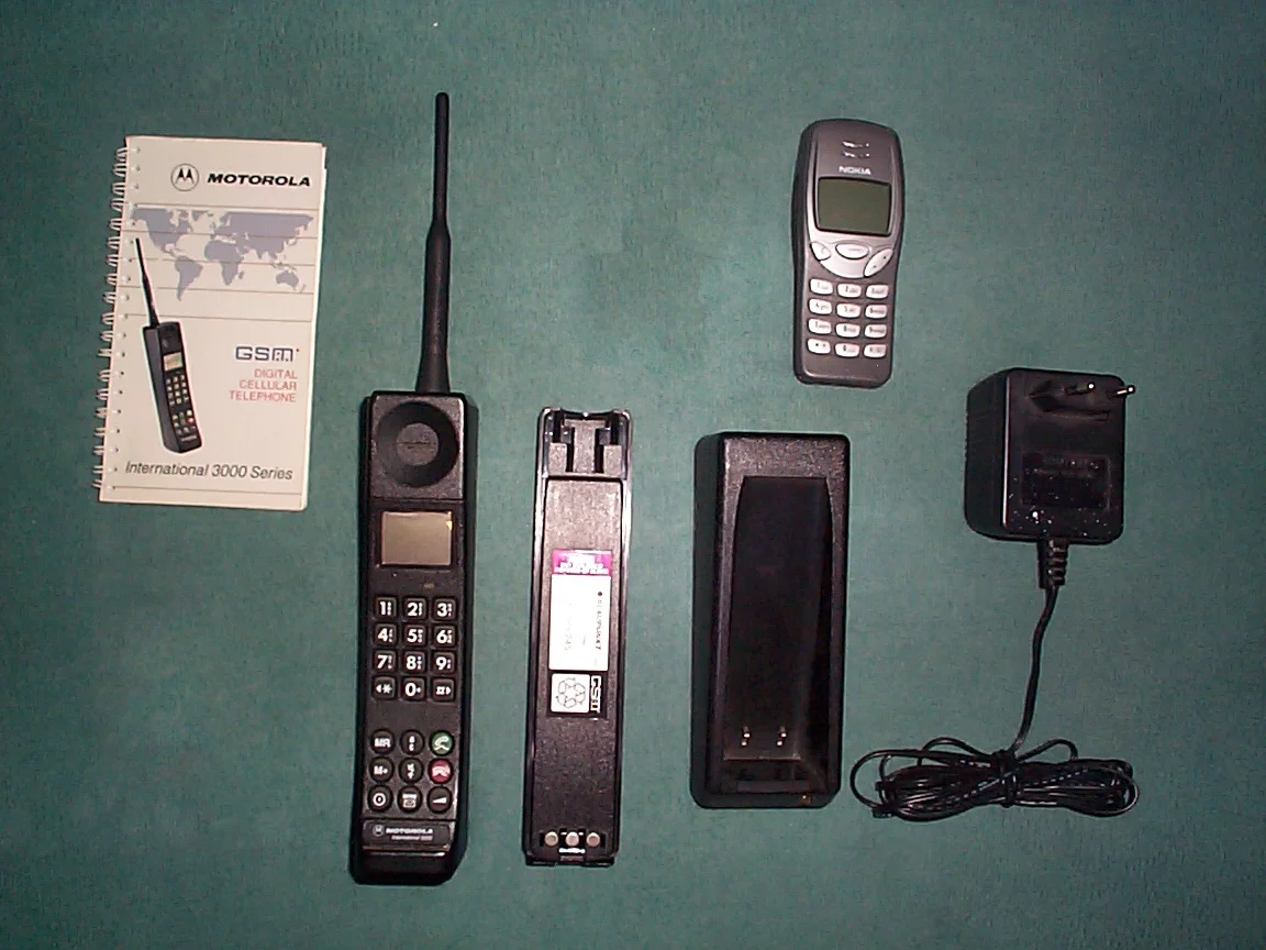 Motorola International 3200 compared to a 2G Nokia phone (Photo: Volker Artmann)