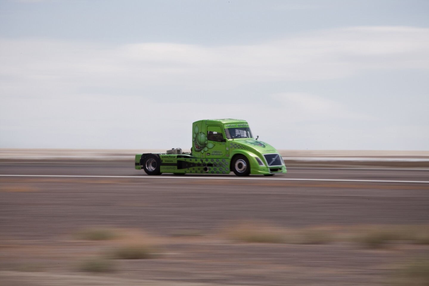 Volvo’s hybrid truck, ‘Mean Green’, established new world speed records on April 27th at Wendover Airfield in Utah, USA.