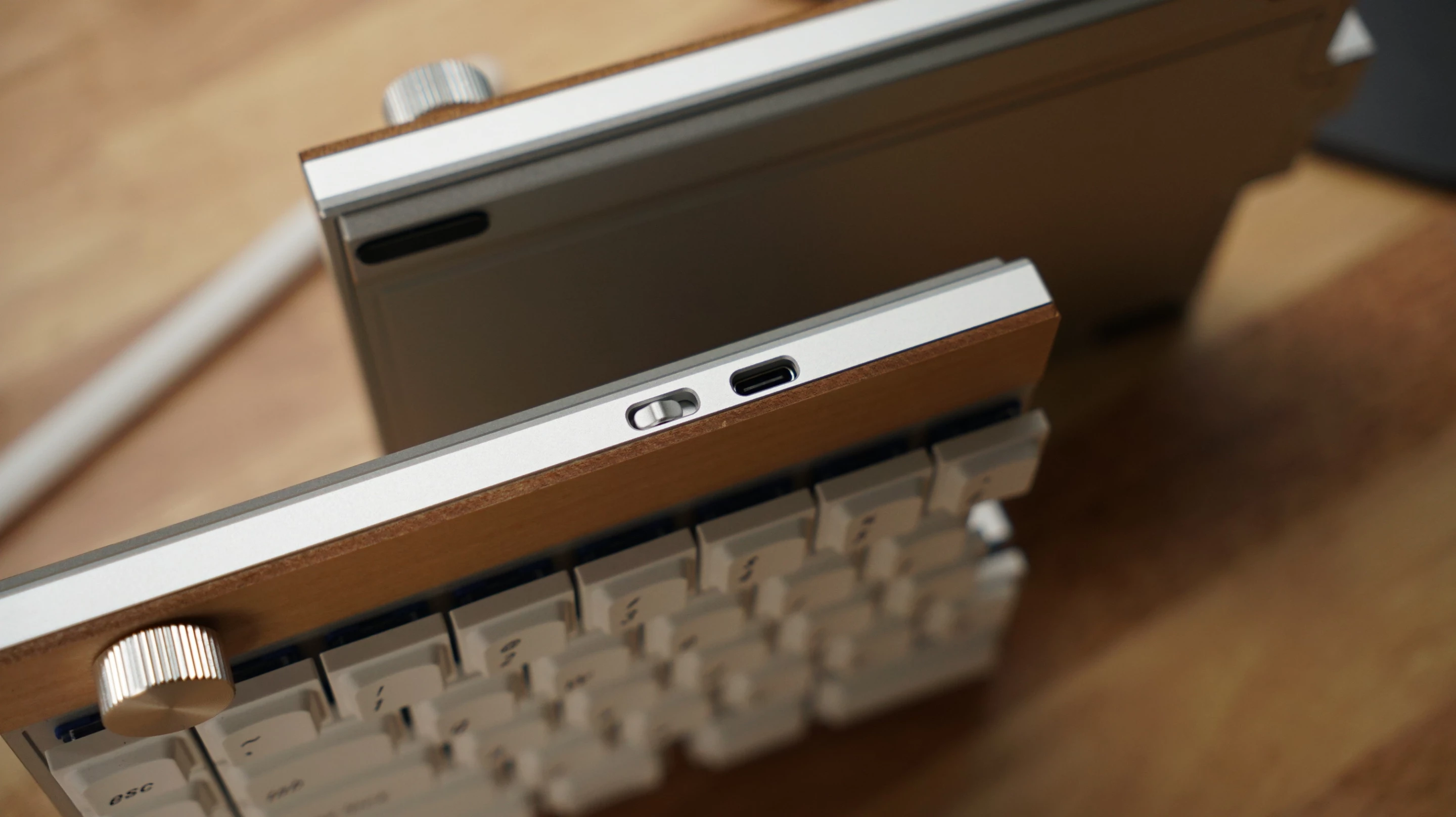 The Jiffy 75 supports connectivity via USB, Bluetooth, and 2.4-GHz wireless, allowing it to work across a range of desktop and mobile setups