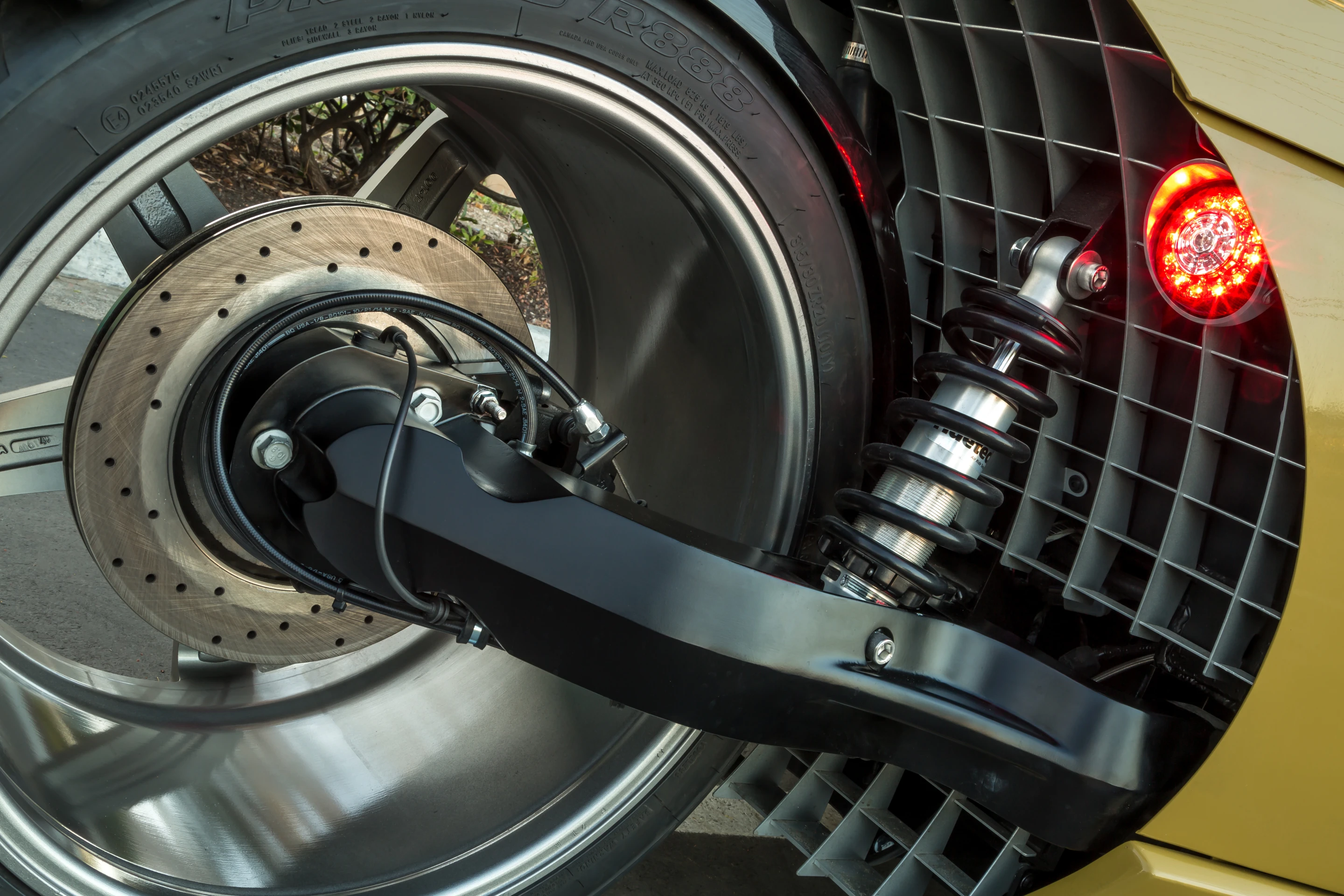 Pushrod front suspension is another touch designed to make the Laguna handle sharply on the track