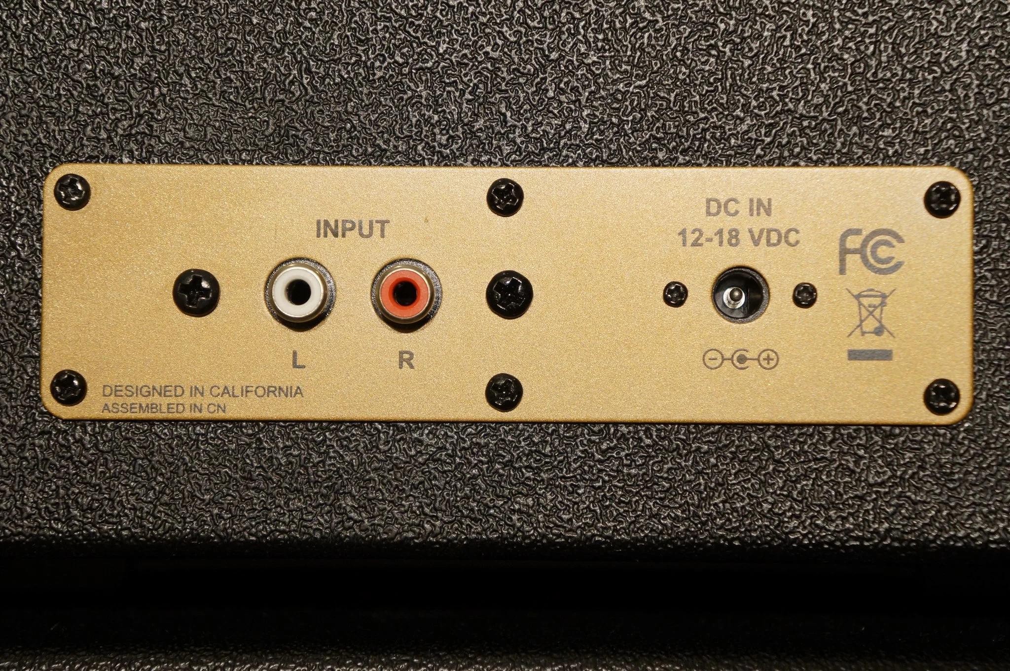 To the rear, RCA inputs and power connection
