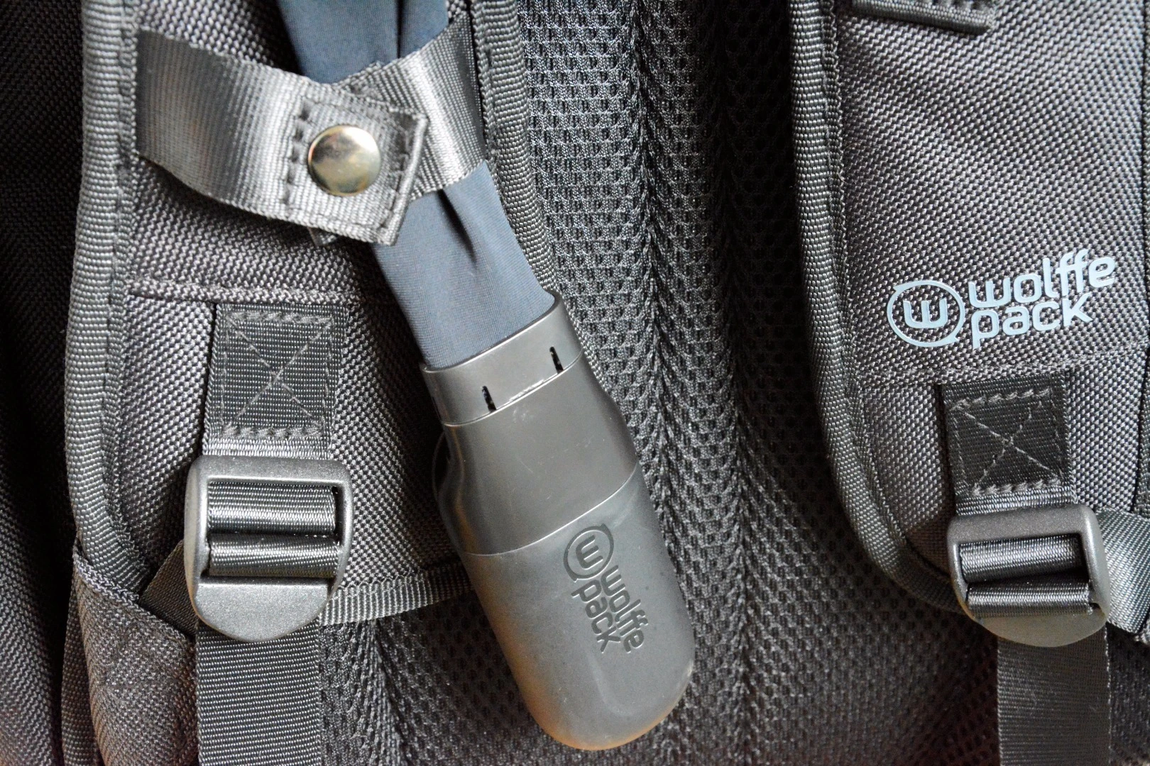 A magnet keeps the ergonomic handle in place when the bag is against the support frame