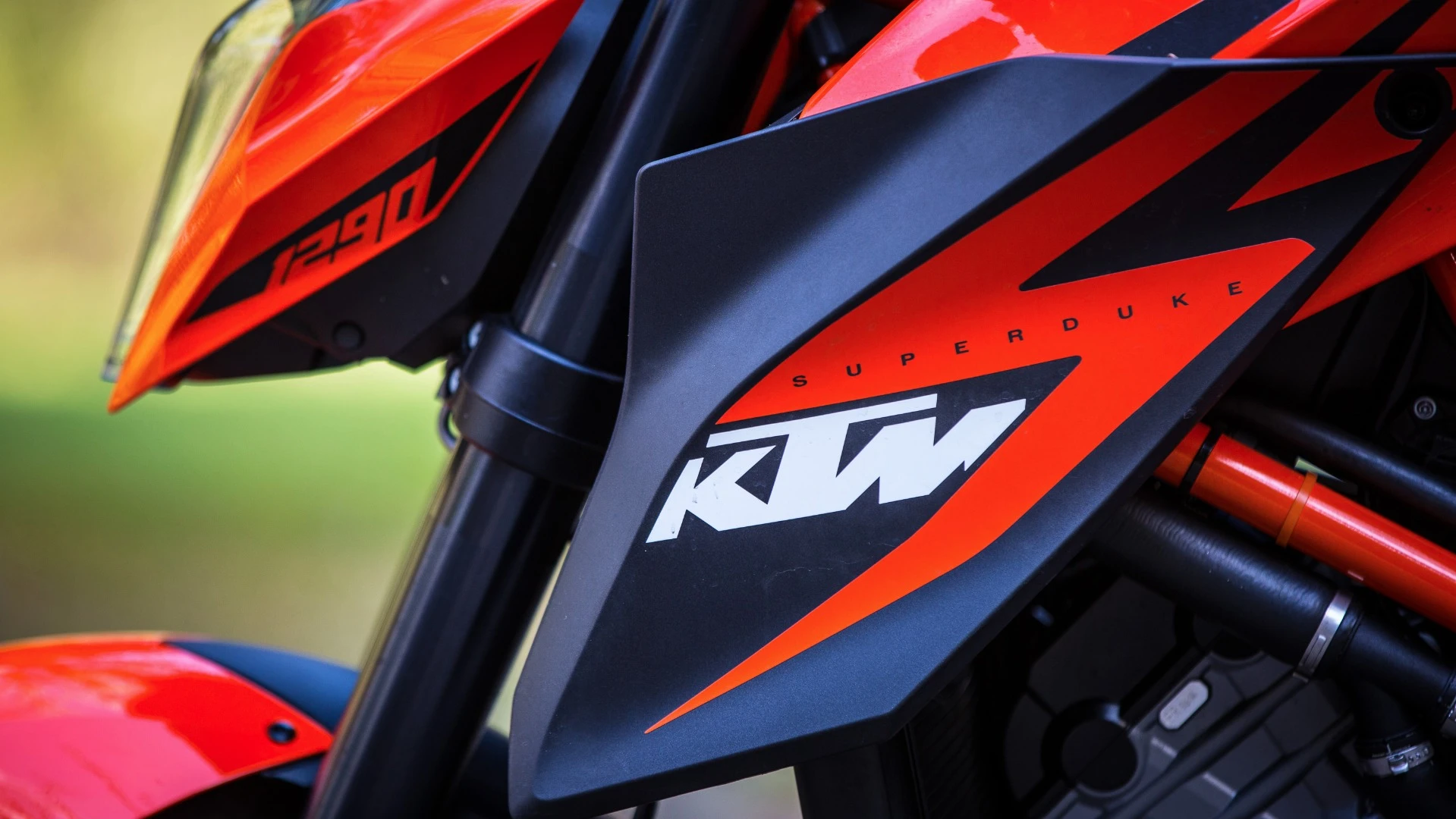 KTM 1290 Super Duke R: aggressive looks from all angles