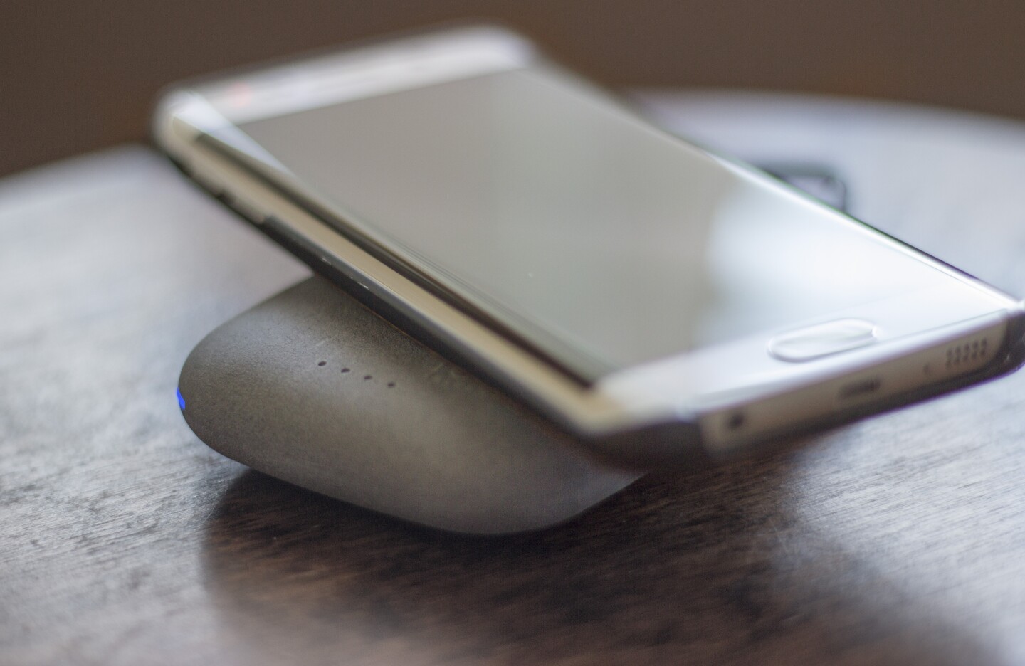 Charging a Galaxy S6 edge using the Qistone+ Wireless Power Bank (Photo: Will Shanklin/Gizmag.com)