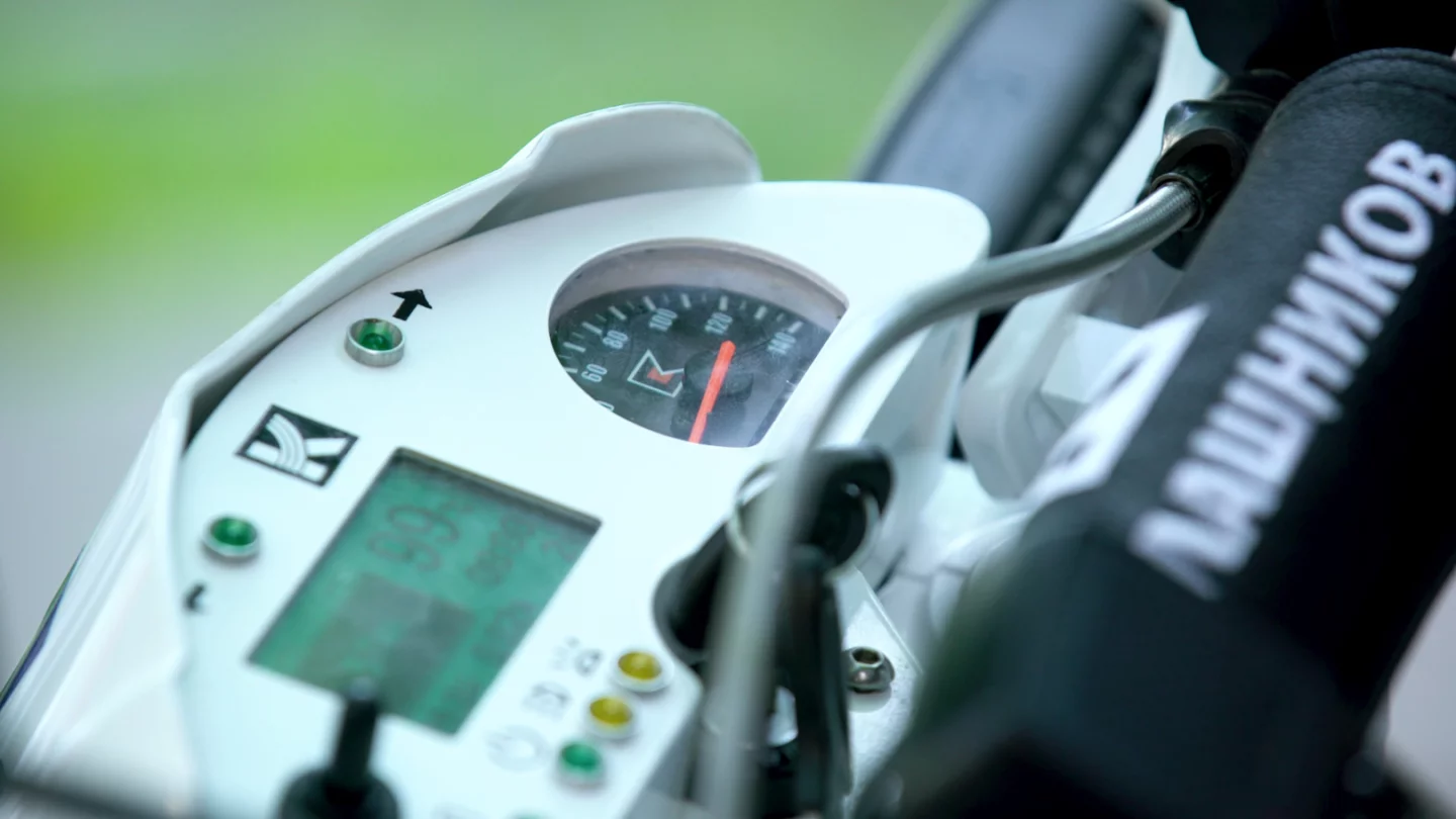 Kalashnikov electric motorcycle: analogue speedo, LCD dash