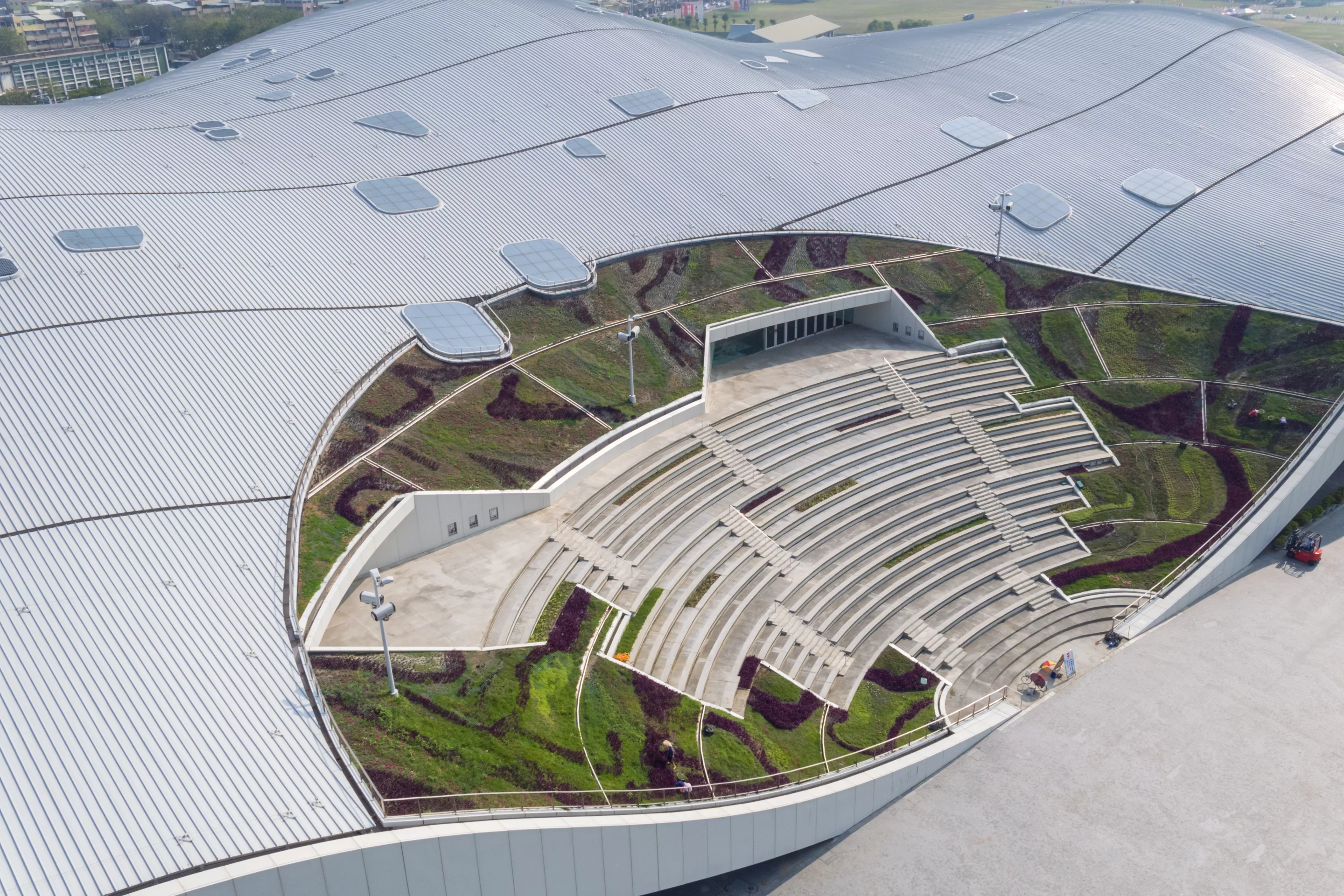 One particularly interesting feature of the National Kaohsiung Centre for the Arts is the outdoor amphiteater, which is actually built into the roof as it slopes downwards towards the park