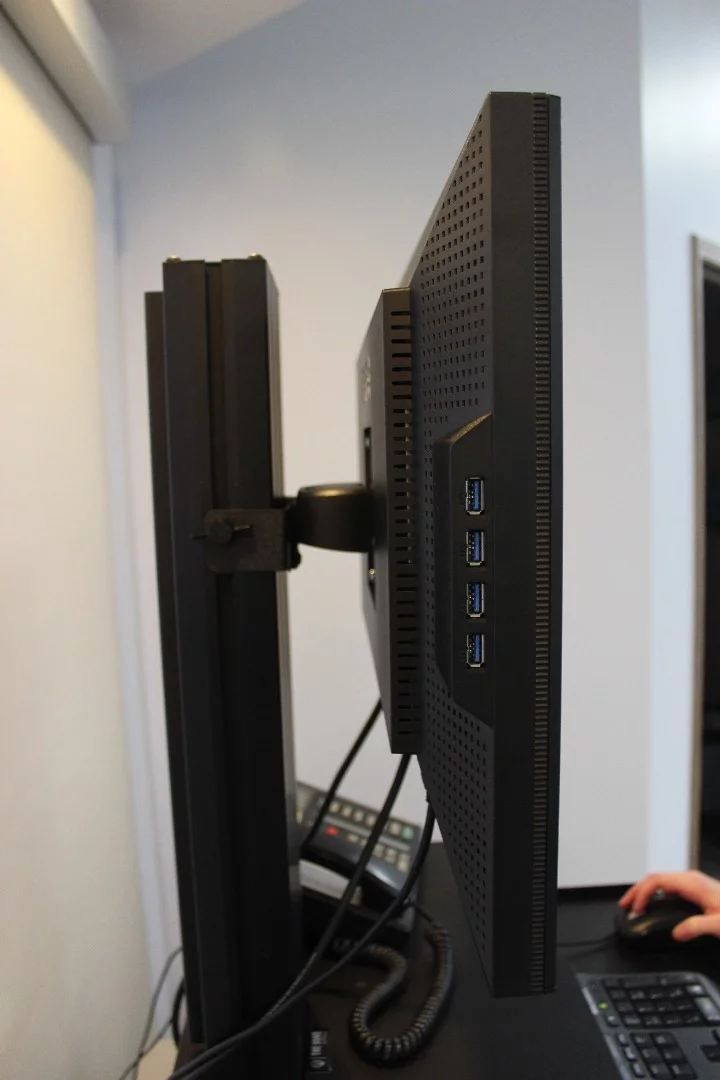 The screen sits at a user-defined distance above the The Duke's keyboard shelf, rising and falling along the shaft with it