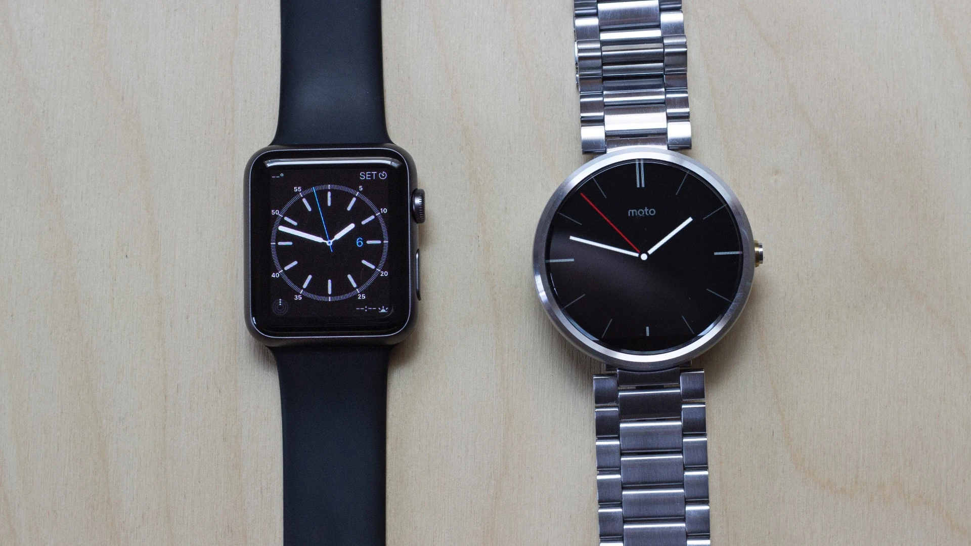 Gizmag takes a quick hands-on look at the 42 mm Apple Watch Sport (left) and the silver Moto 360 (Photo: Will Shanklin/Gizmag.com)