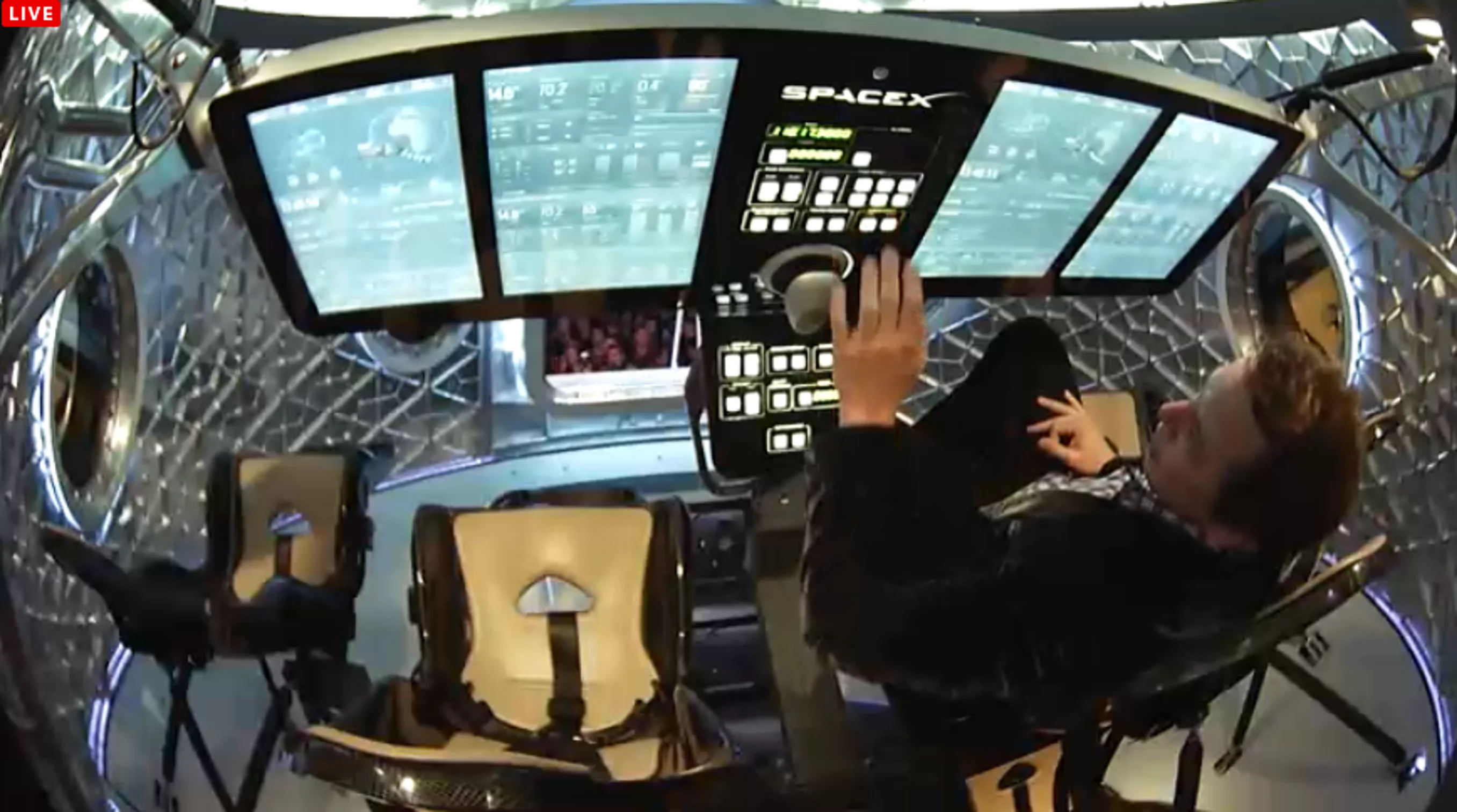 The touchscreen controls of the Dragon V2