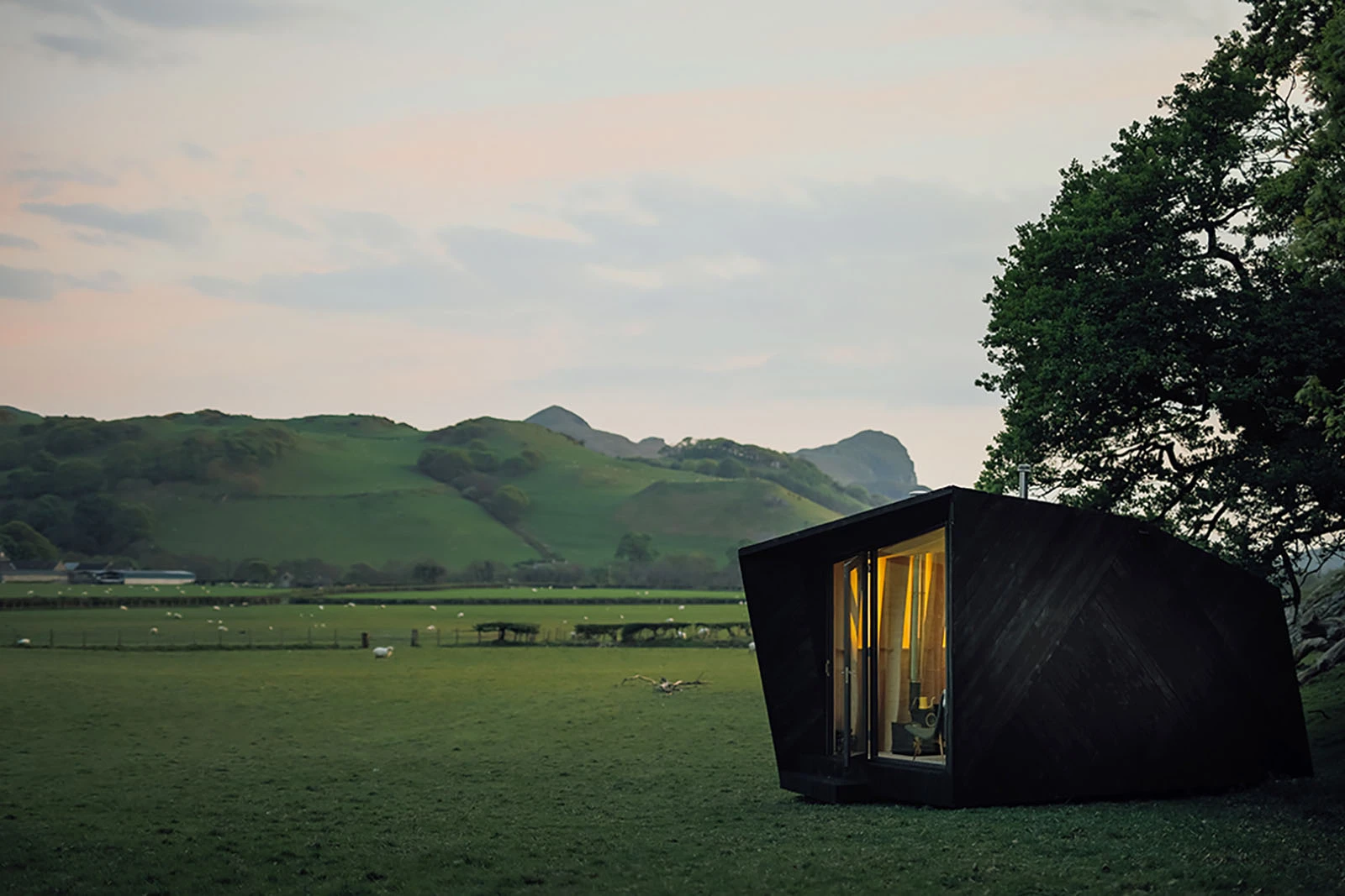 Locatedin Castell y Bere, Wales the cabin is one of eightwinning entries for Epic Retreats’ “Pop-Up Hotel”