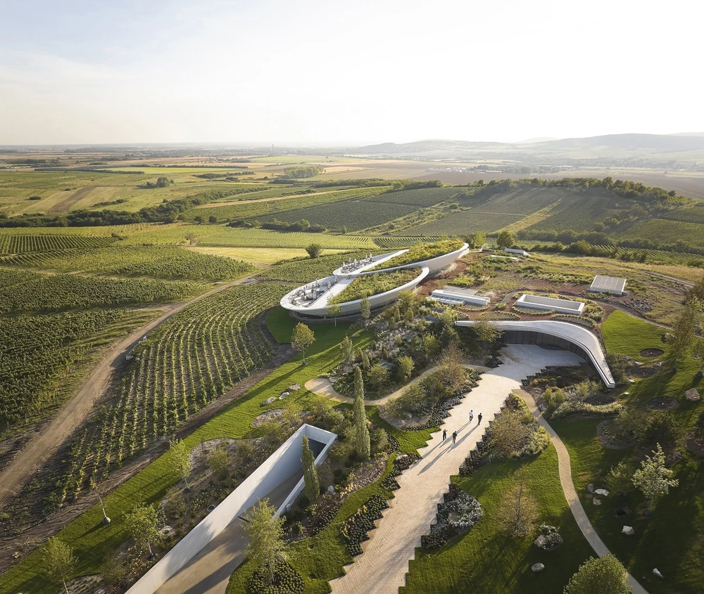 Designed by BORD Architectural Studio, the structure balances bold modernity with sensitivity to the historic wine landscape