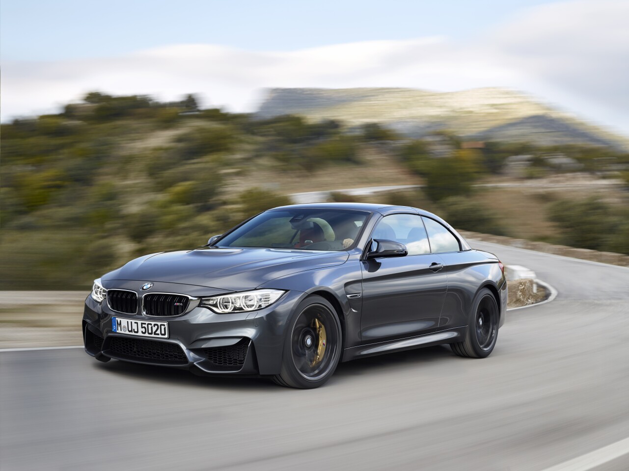 Managing power to the rear wheels is the responsibility of BMW’s M gearbox, a 7-speed Double clutch arrangement that helps the car make 100 km/h (62 mph) in a scant 4.2 seconds