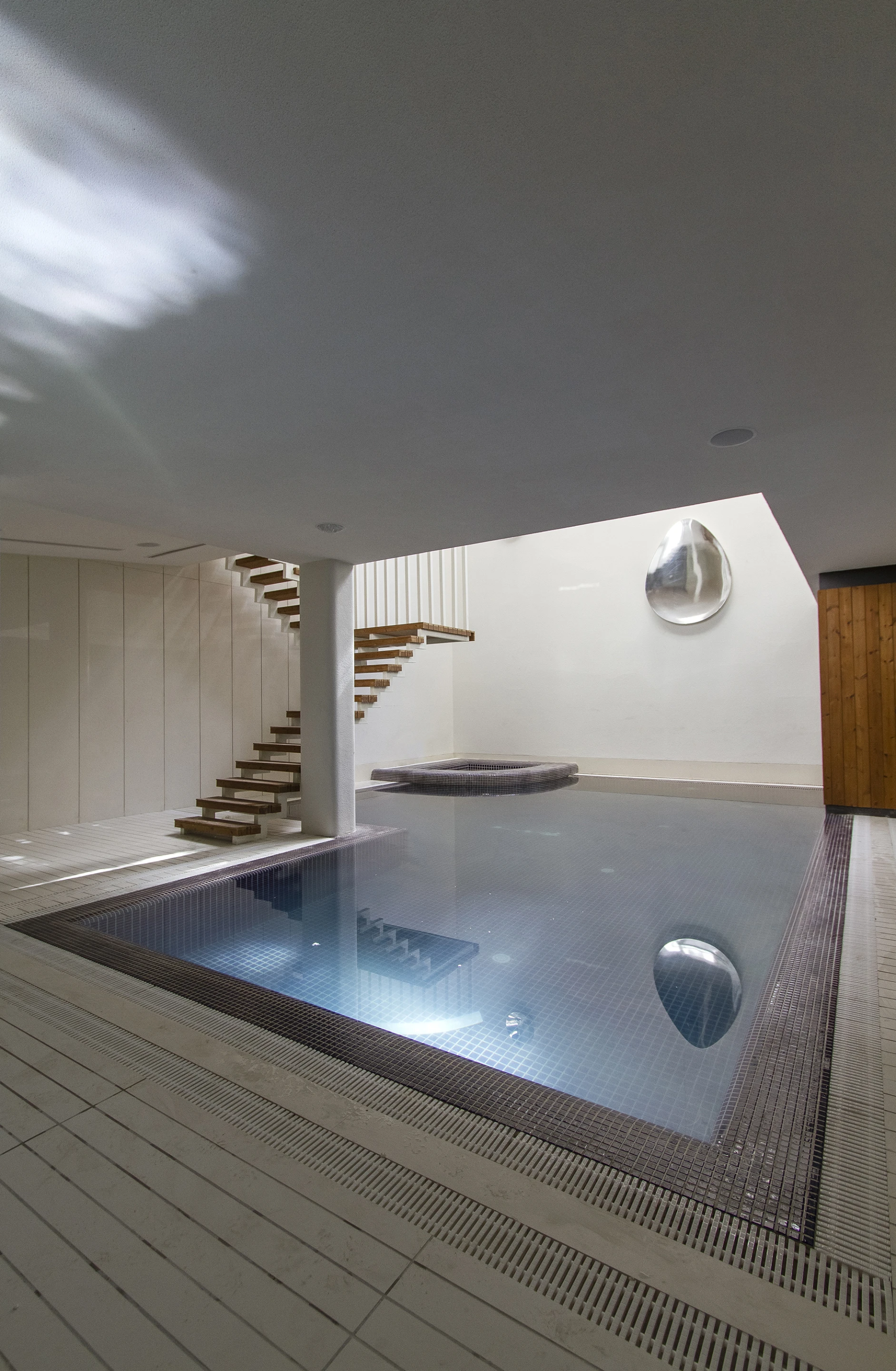 The house features a swimming pool (Photo: Nextoffice)