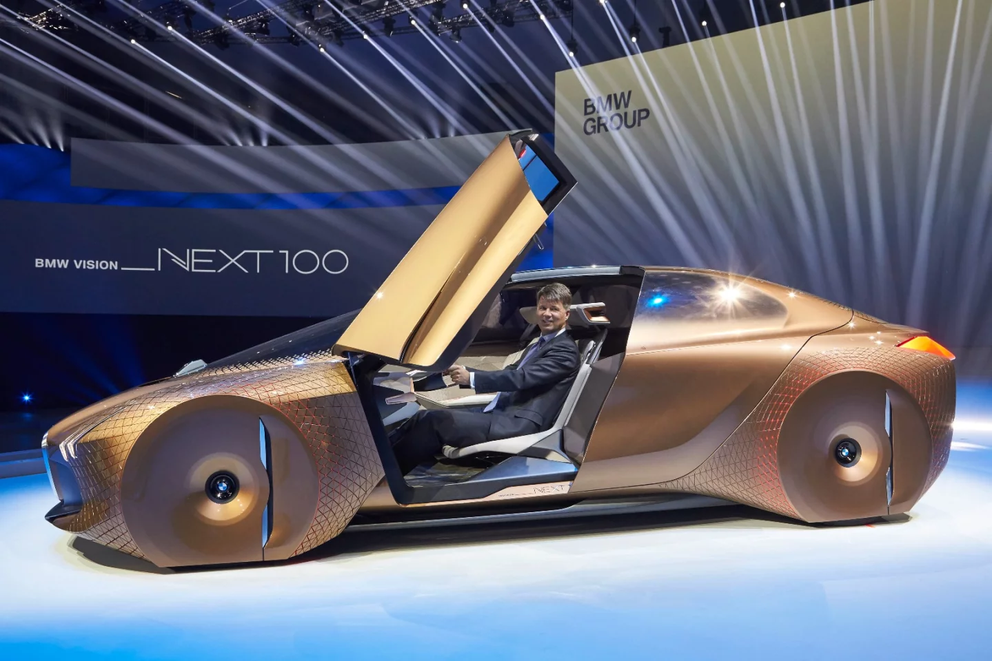 The BMW Vision Next 100 concept uses Alive Geometry to hide the wheels
