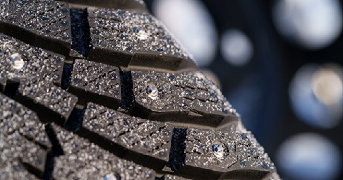 Temperature-sensitive tires automatically deploy retractable studs