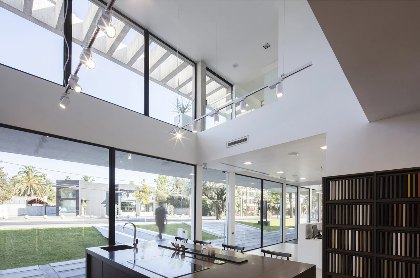 Earning a "Special prize for an Exterior Shops & Stores" at the Prix Versailles 2018 awards is the Porcelanosa showroom in Santiago, Chile, by Gonzalo Mardones Arquitecto