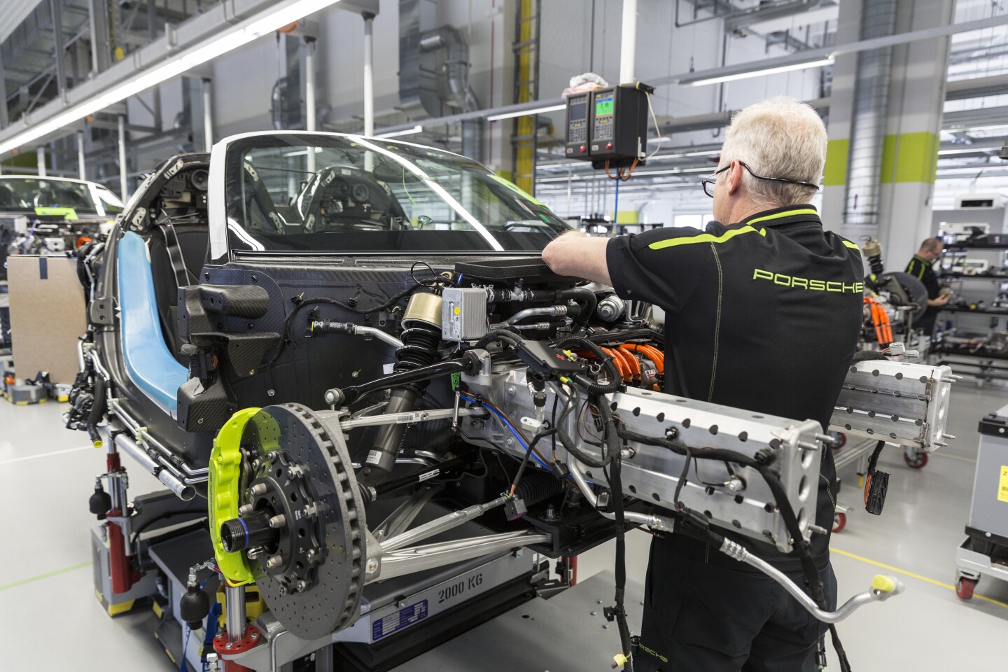 The Porsche 918 Spyder facility uses a scissor lift platform