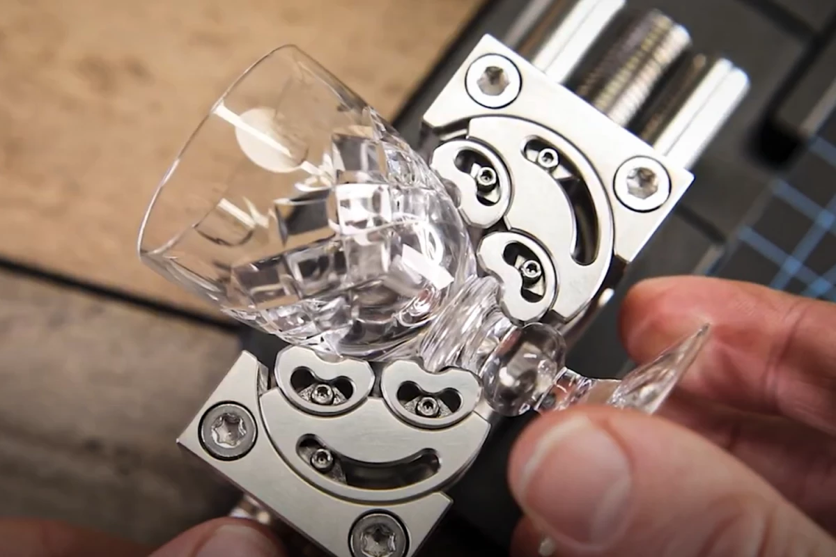 The MetMo Fractal Vise pays homage to an ingenious idea from a 1922 patent