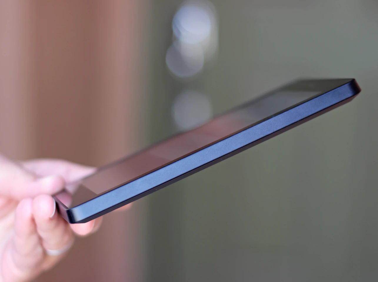 At 10.7 mm (0.42-in), the Fire HD 6 is fairly thick (Photo: Will Shanklin/Gizmag.com)