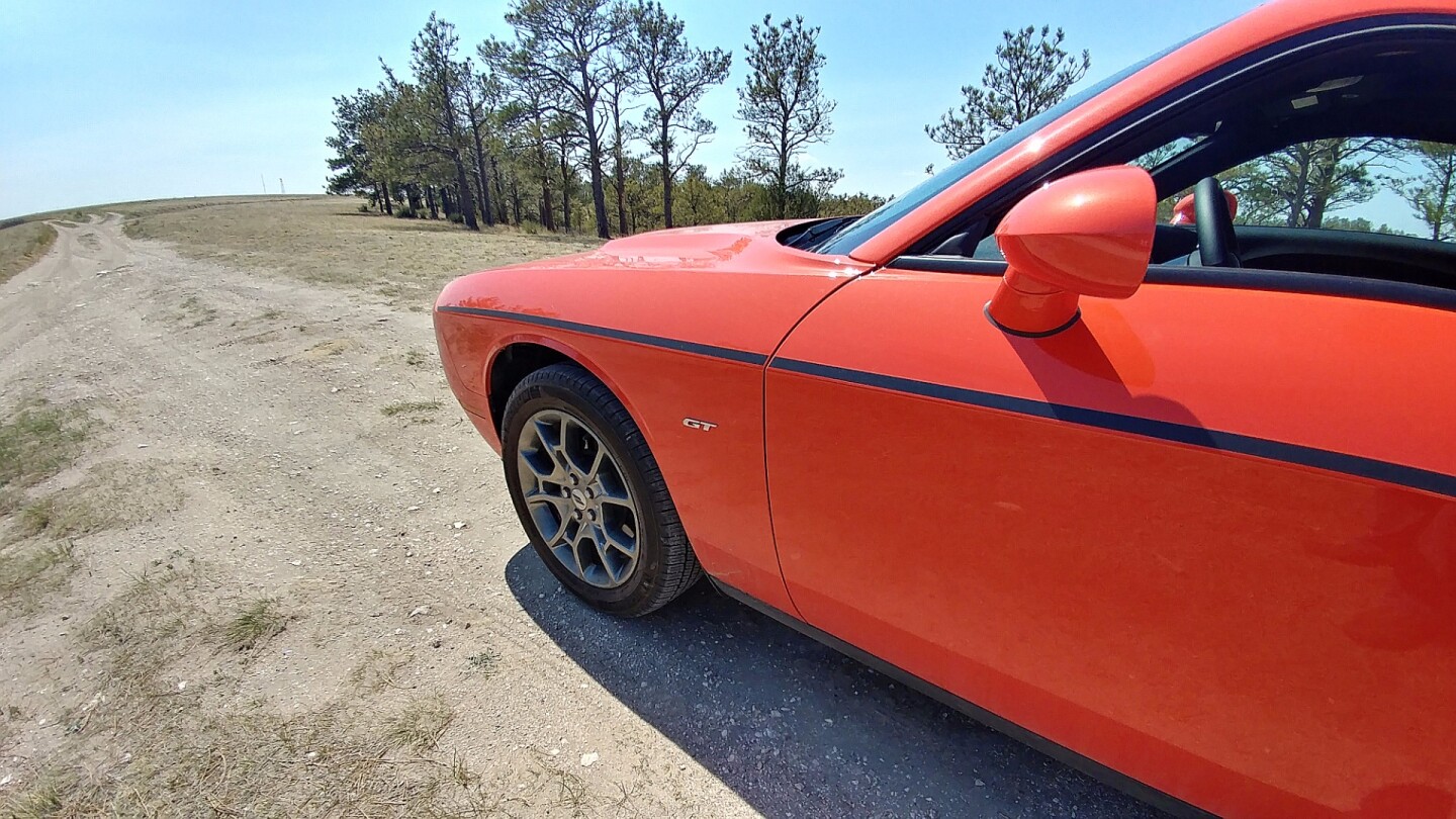 During regular driving, the Challenger GT disconnects the front axle from the drivetrain via a magnetic differential and becomes purely rear-wheel driven