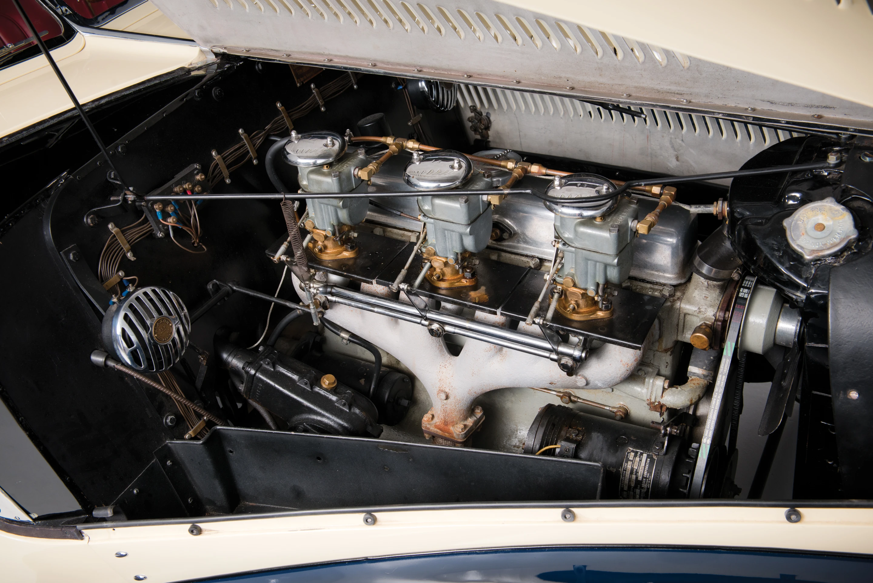 The Court Torpedo runs on a 130 cv, 3,557 cc inline overhead-valve six-cylinder engine and a four-speed manual gearbox