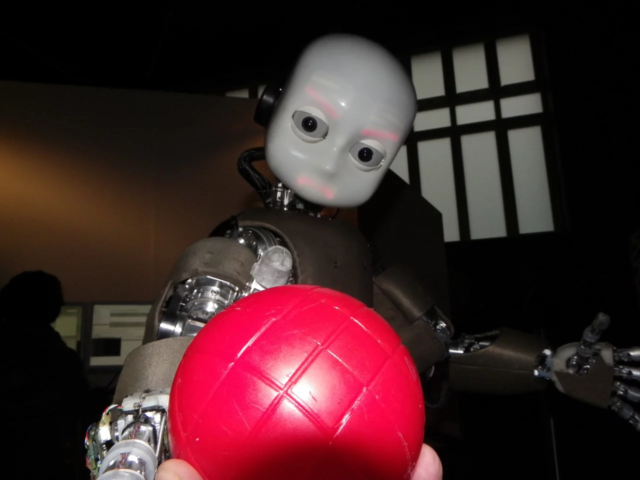 iCub can recognize, reach out for, and take familiar objects, emoting all the way (Photo: Gizmag)