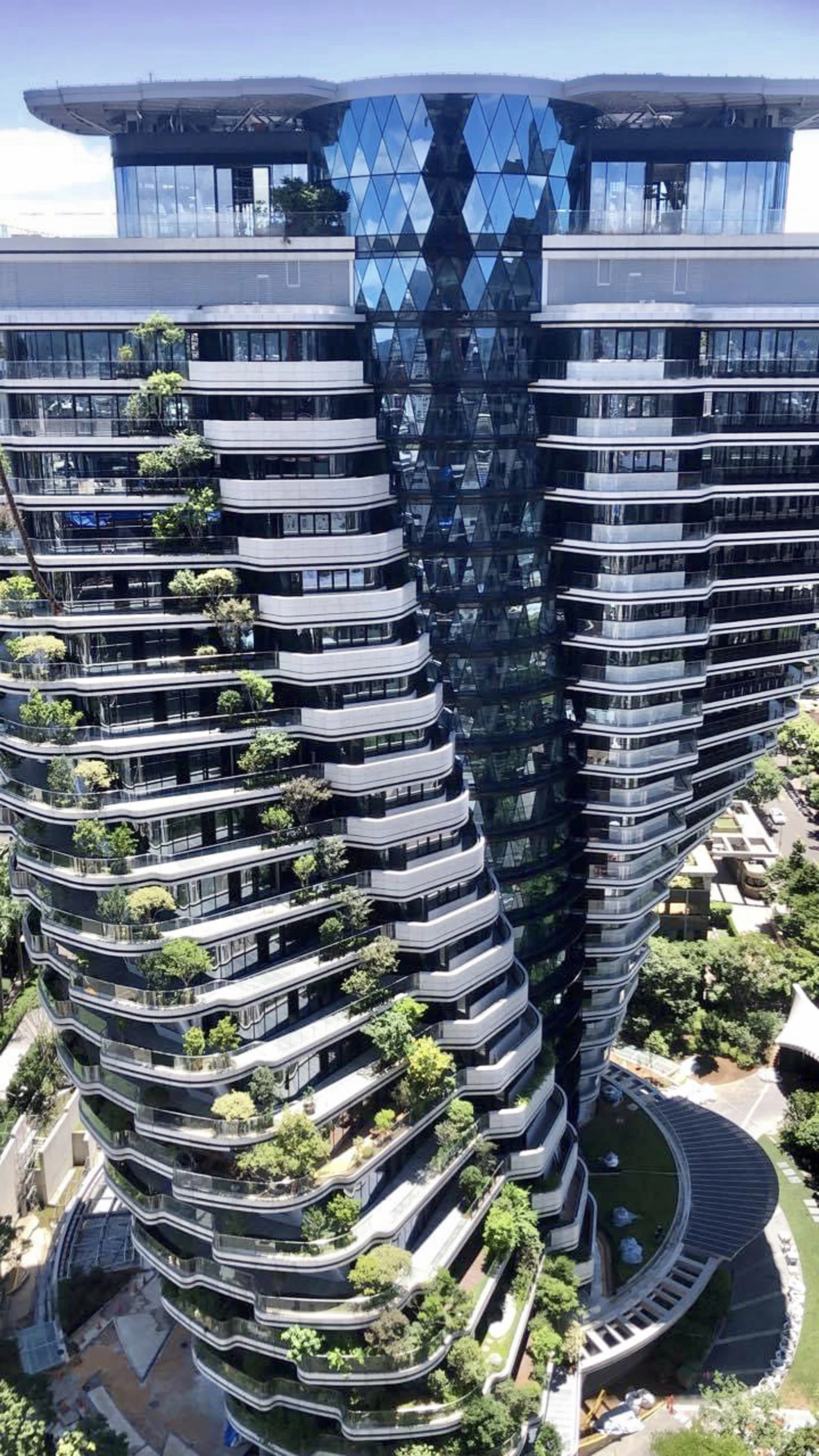 Tao Zhu Yin Yuan rises to a height of 93.2 m (305 ft) and includes 21 floors (plus four basement levels)