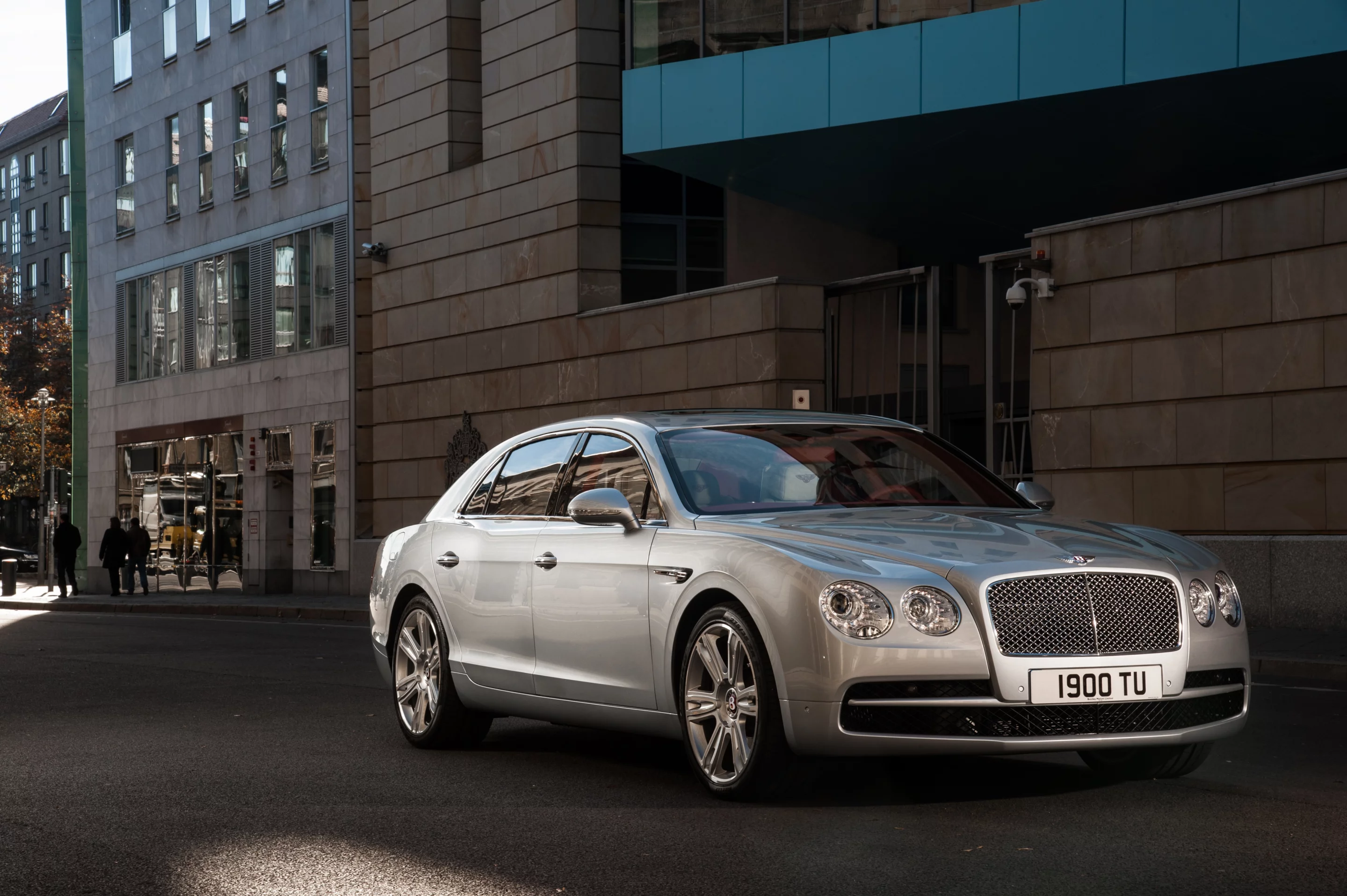 Bentley adds a V8 option to the Flying Spur sedan