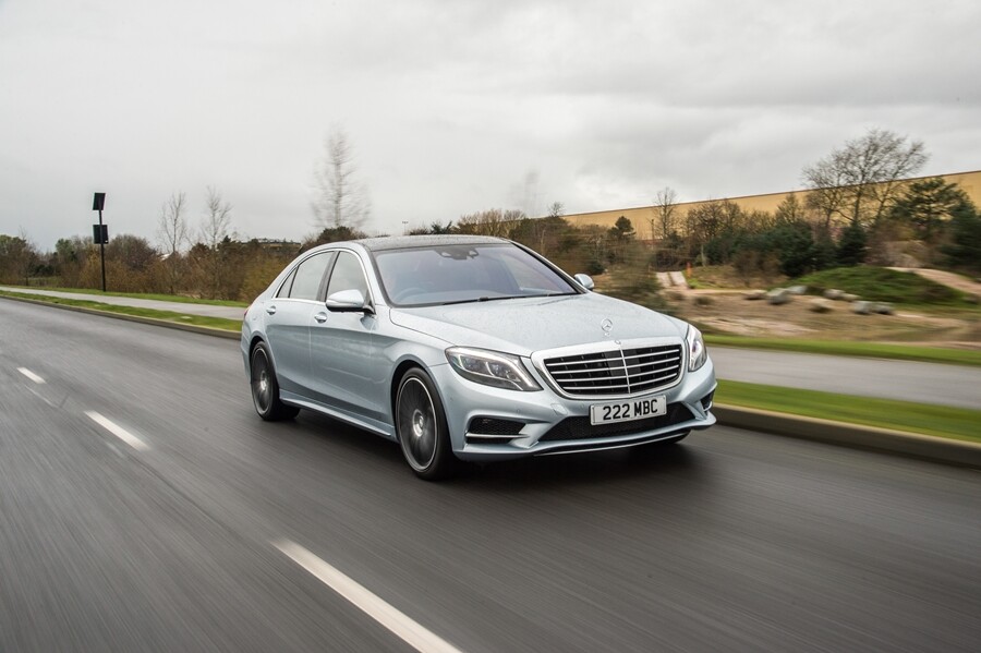 A motion shot of the S500 Plug-in Hybrid AMG Line L