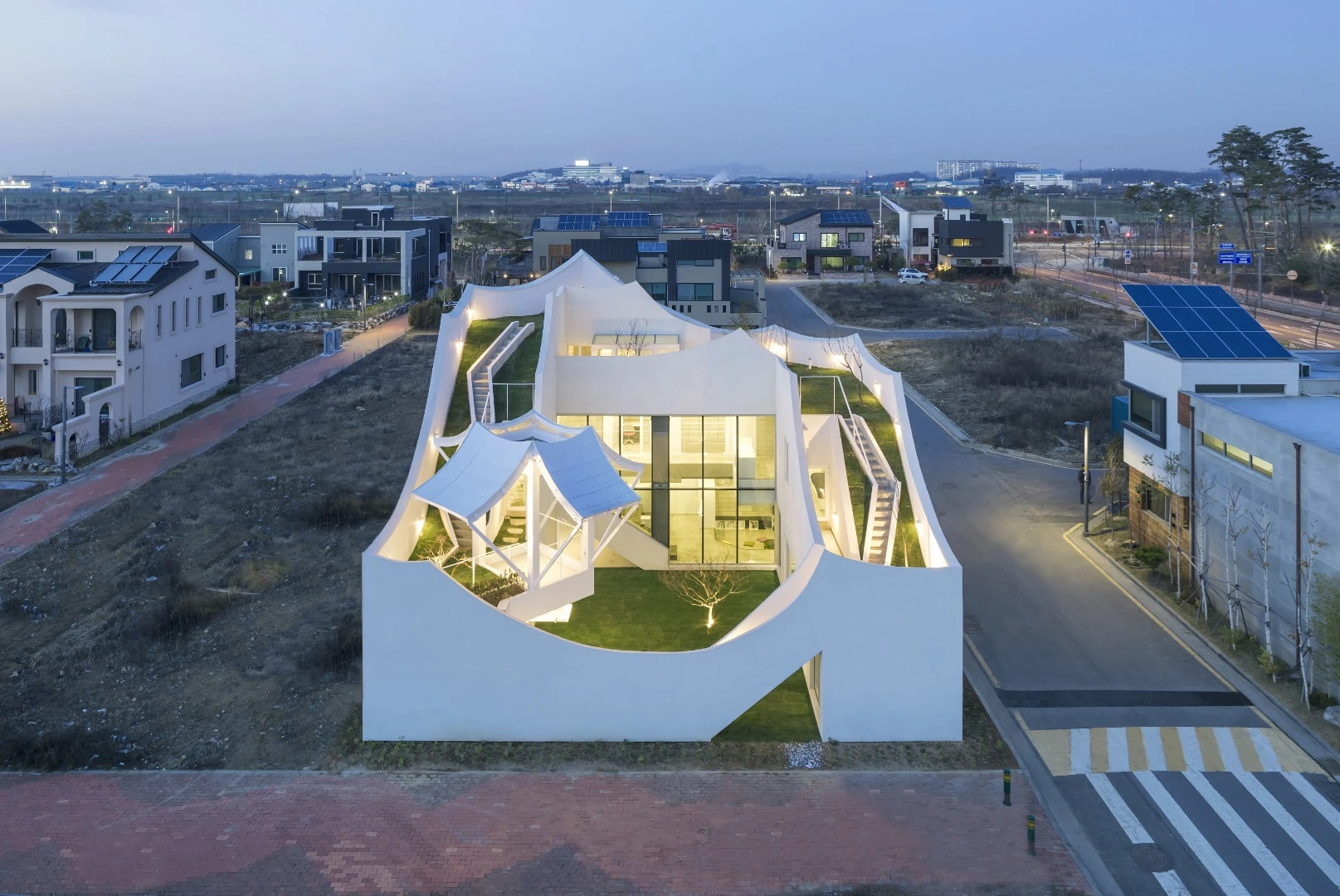 The design of the Flying House is inspired by winged flight
