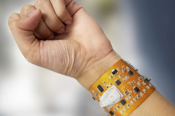 The prototype smart wristband that can wirelessly communicate with a smartphone