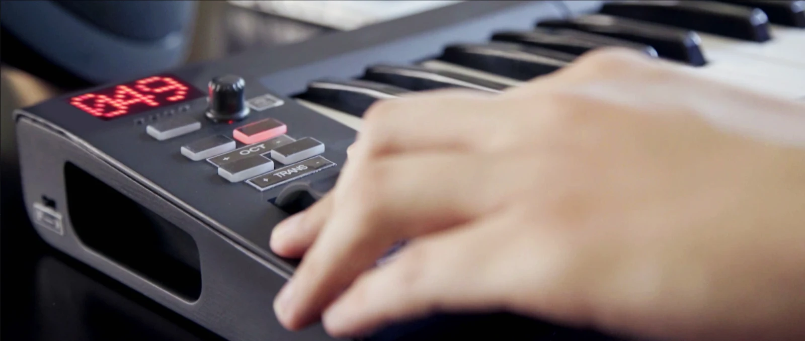 The display on the left controller/keyboard unit shows the number of keys available to the player