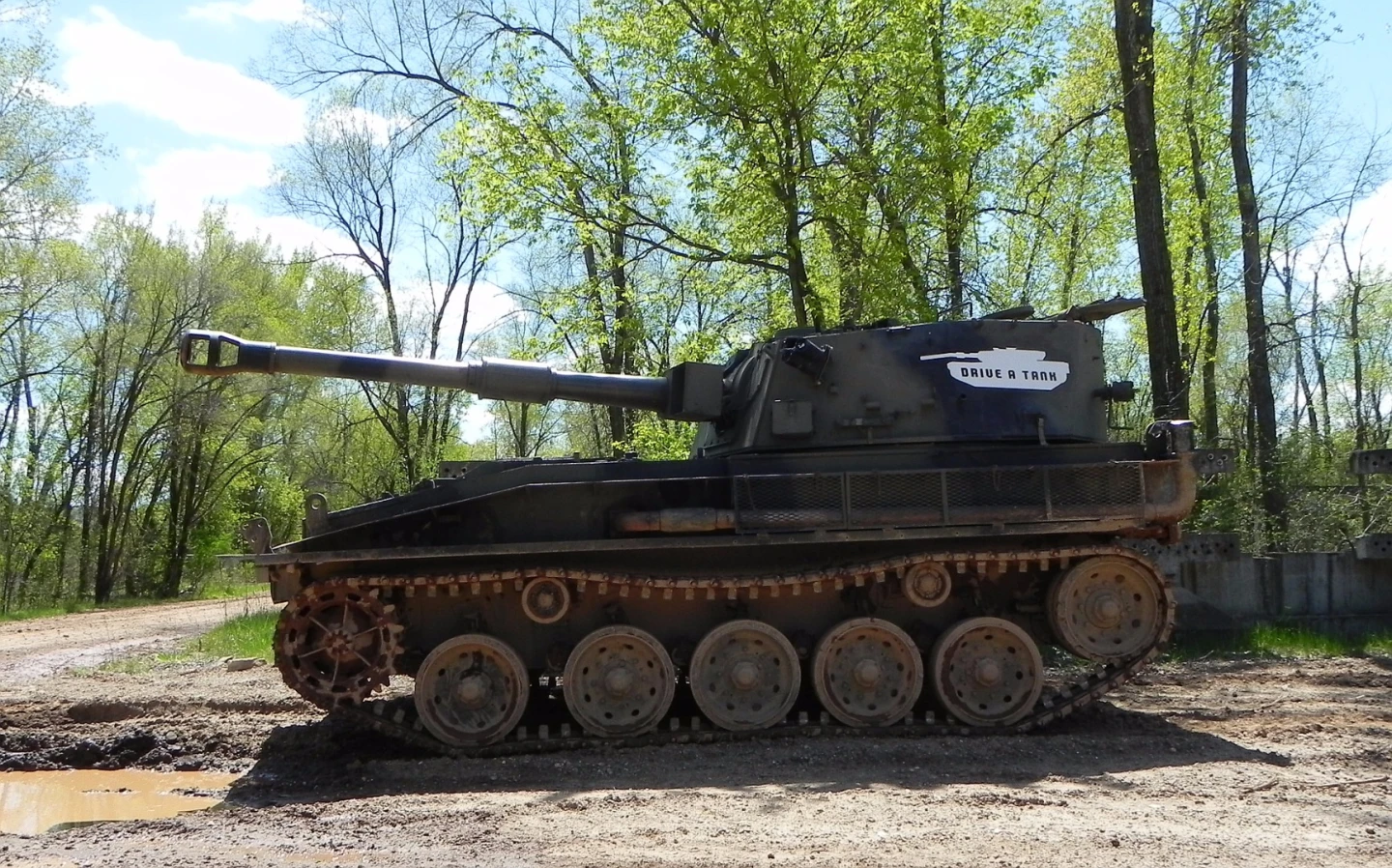 The Abbot FV433 is a self-propelled gun (SPG) with light armor and a smooth cruise