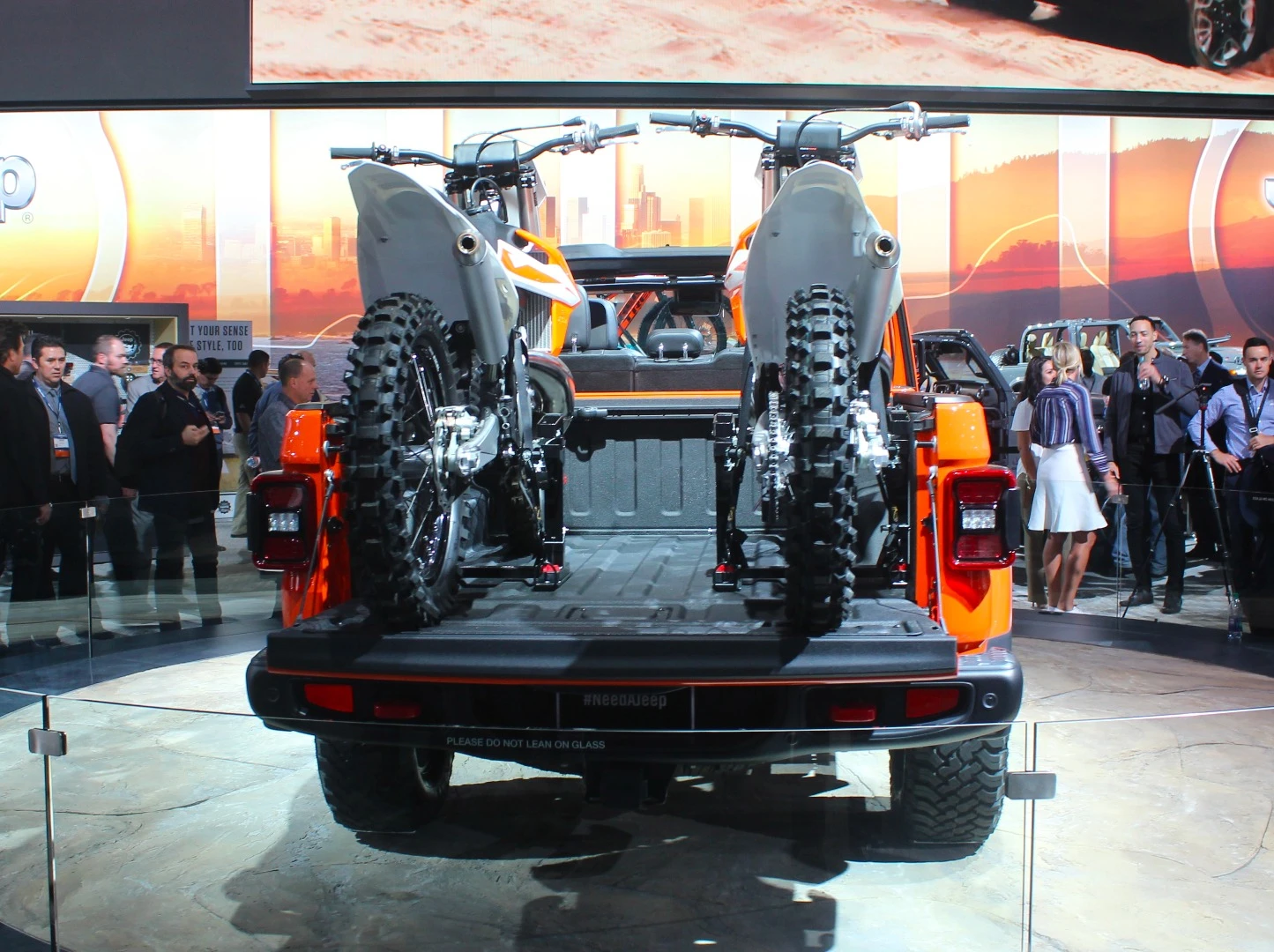 The full-sized spare tire, normally mounted on the Wrangler’s rear tailgate, is mounted underneath the cargo bed of the Gladiator to improve access to the bed