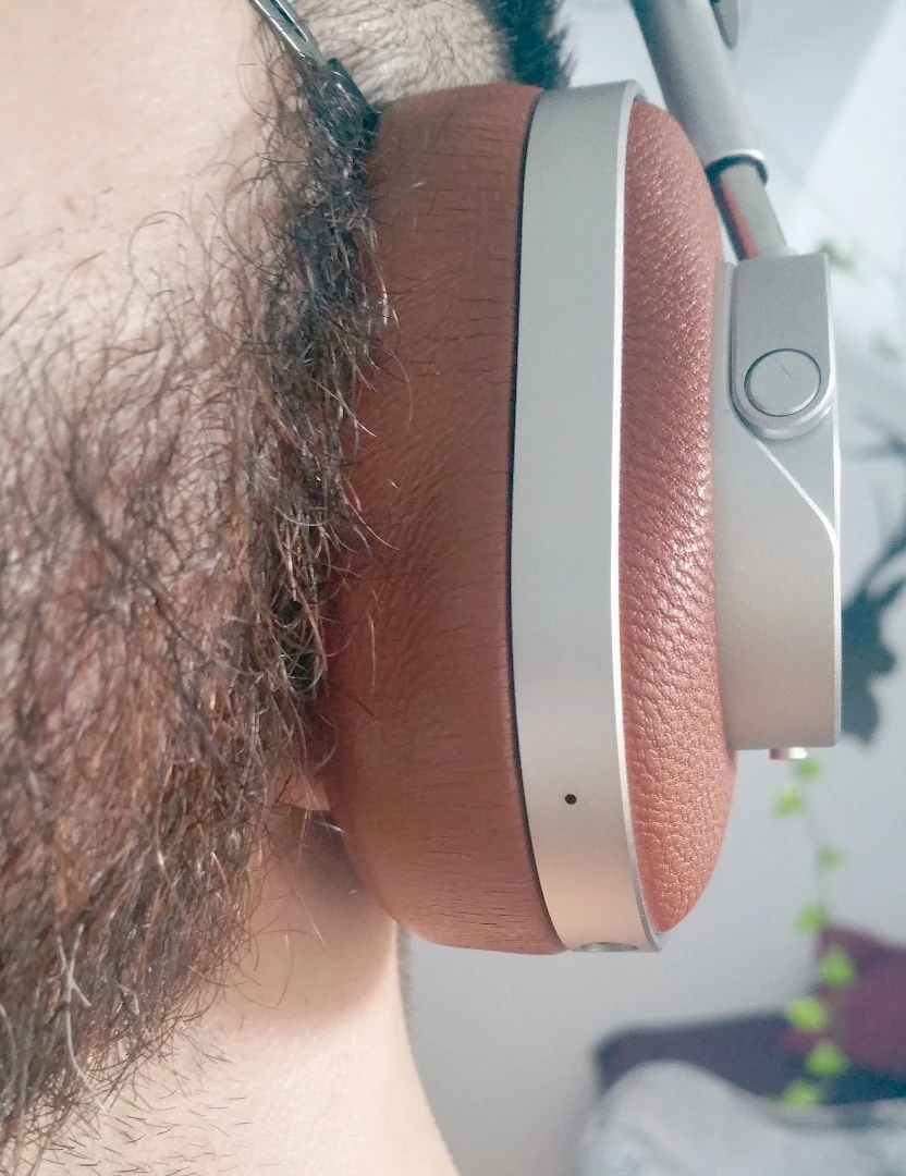 The pre-production Master & Dynamic MW60 headphones were unable to create a solid audio seal, leaving neck areas untouched and earlobes exposed