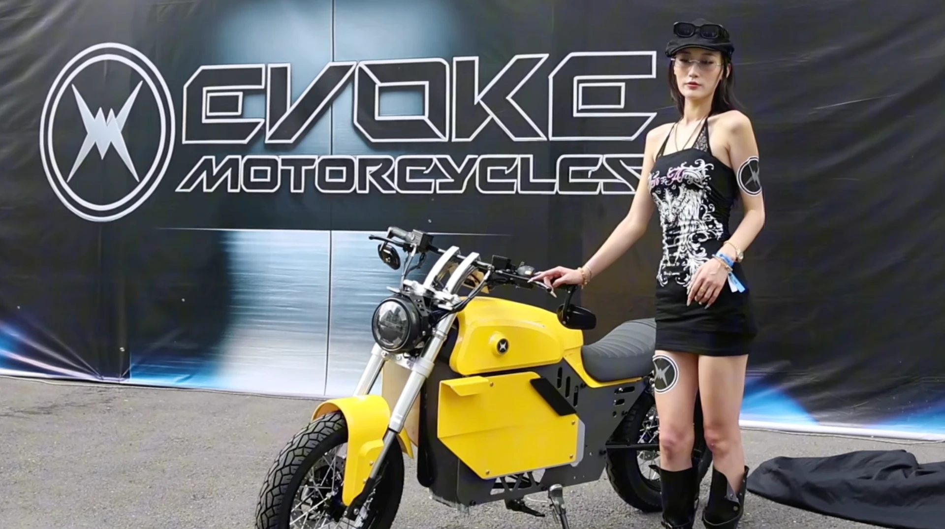 Le Nrgy sera disponible en deux versions : une avec une batterie LFP de 6,4 kWh et une autre avec une batterie de 8,4 kWh.Motos Evoke