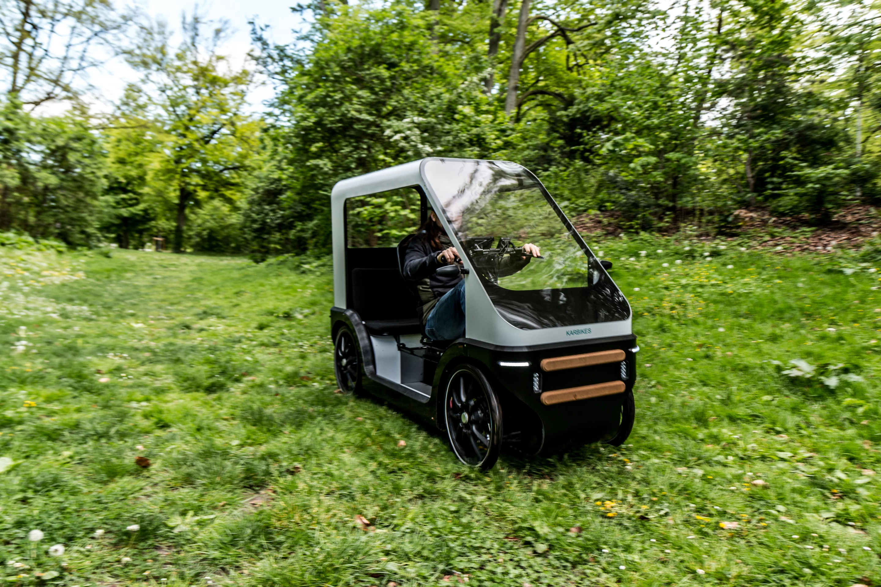 The Karbikes e-vehicle features a 250-W Valeo motor and 1,240-Wh battery for pedal-assist up to 25 km/h and a range of 75 km, possibly more thanks to a rooftop solar panel