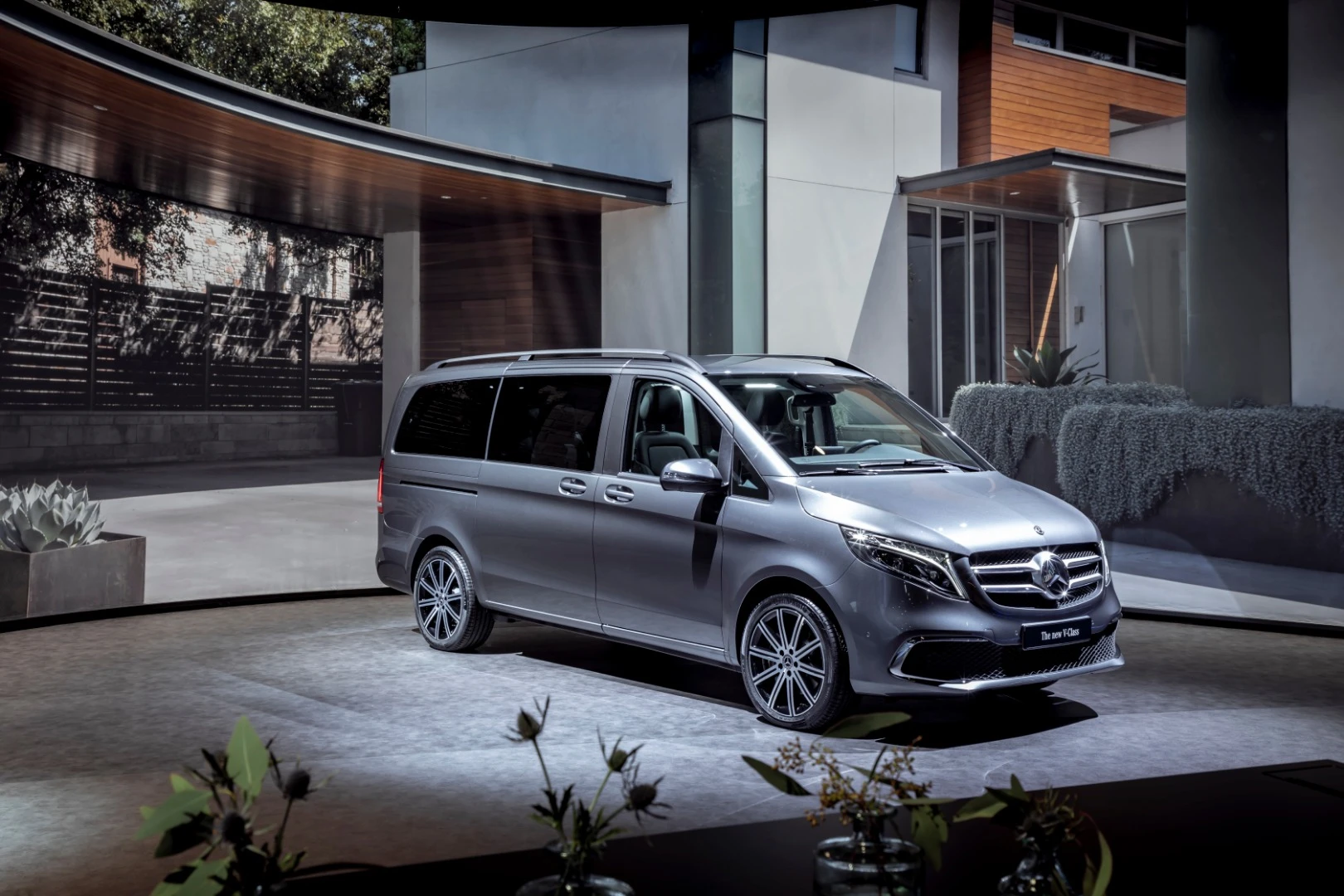 Mercedes presents the refreshed V-Class