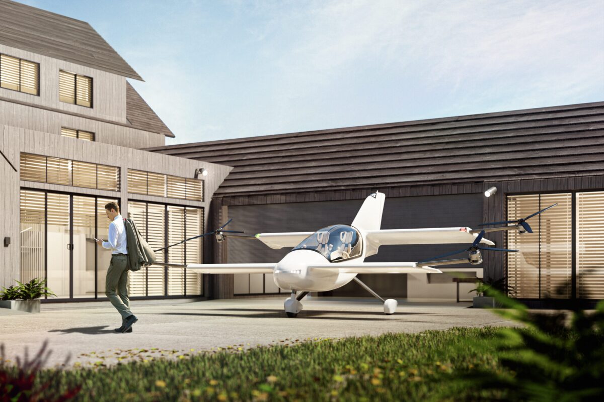 クールな人は爆発なんて見ません。 この男はeVTOL機を肩越しにちらっとも振り返りません。 今日はインスタグラムが盛り上がるはず