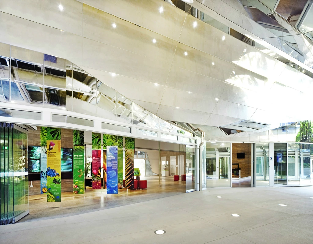 The office space has been adapted for its tropical climate and incorporates the maximum use of passive cross-ventilation