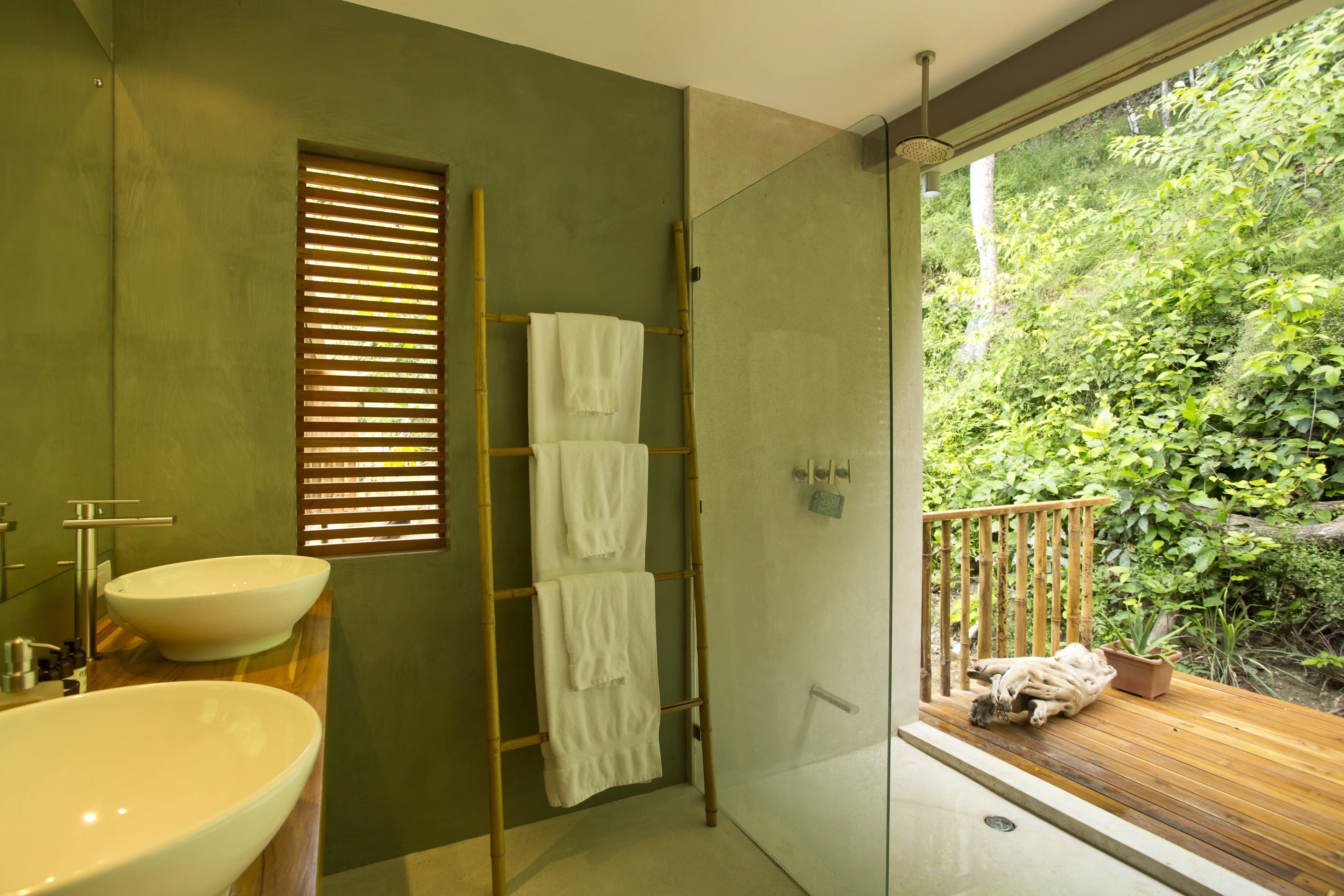 The house measures 300 sq m (3,229 sq ft) (Photo: Benjamin Garcia Saxe Architecture)