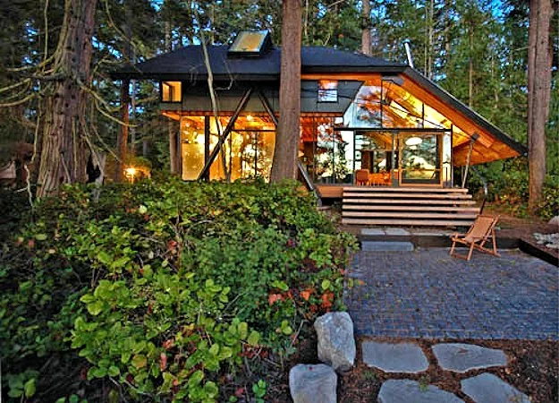 Sneeoosh Cabin at twilight (Photo: Zeroplus Architects)