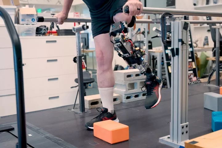 This new prosthetic system allows above-the-knee amputees greater control and more natural movement