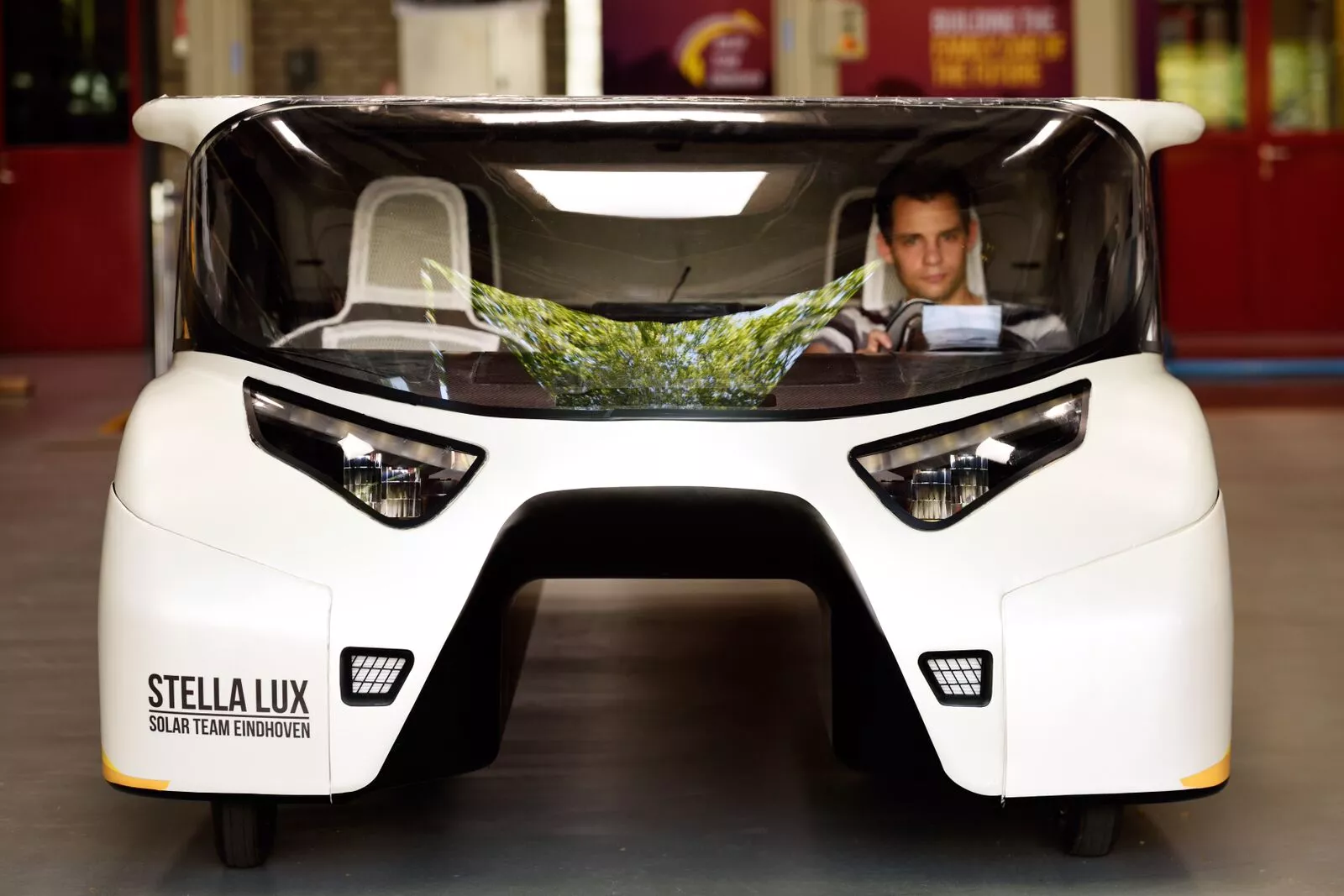 Materials such as carbon fiber and aluminum are used to keep the Stella Lux's weight down to just 375 kg (827 lb)