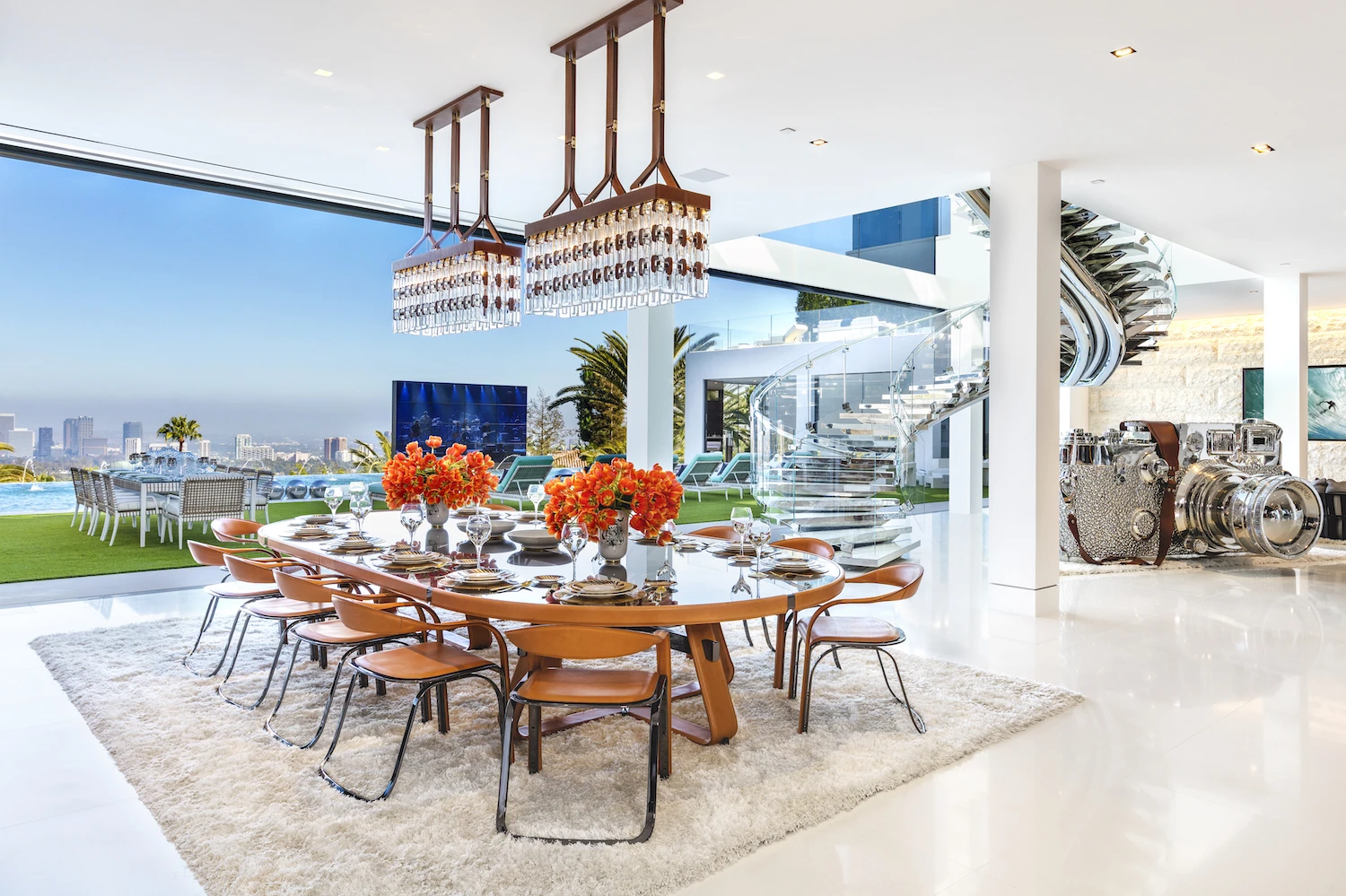 924 Bel Air Road comprises a total floorspace of 38,000 sq ft (3,530 sq m)