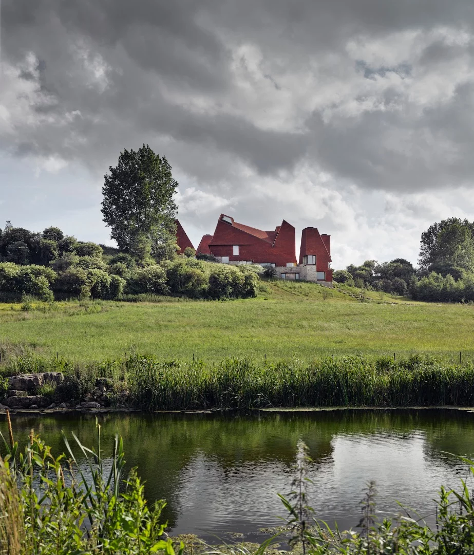 Caring Wood is a re-imagined English country house with a contemporary design