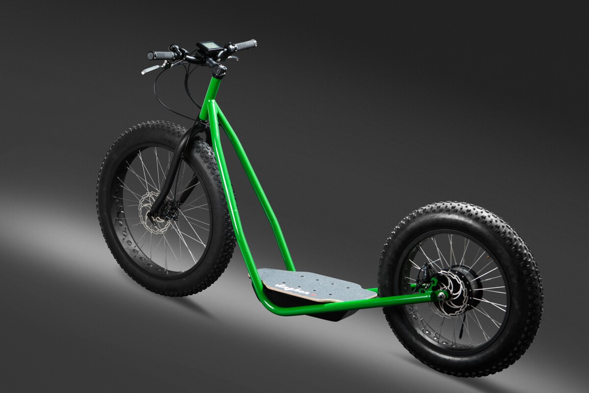 Gravelcapable electric scooter rocks a set of tubby tires