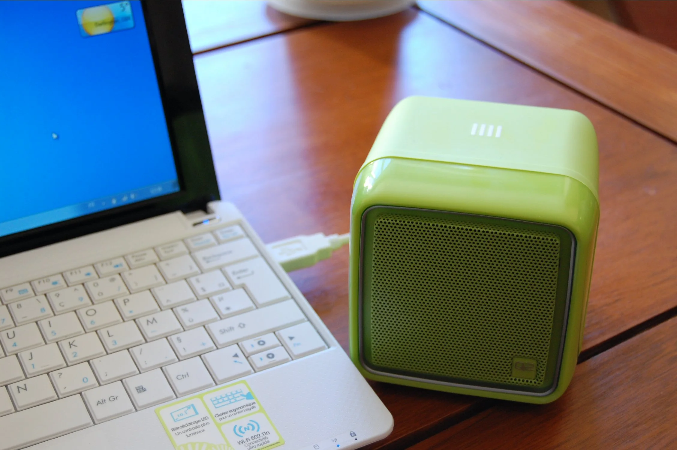 Internet radio stations are assigned to the cube's sides via software that's downloaded from the manufacturer's website