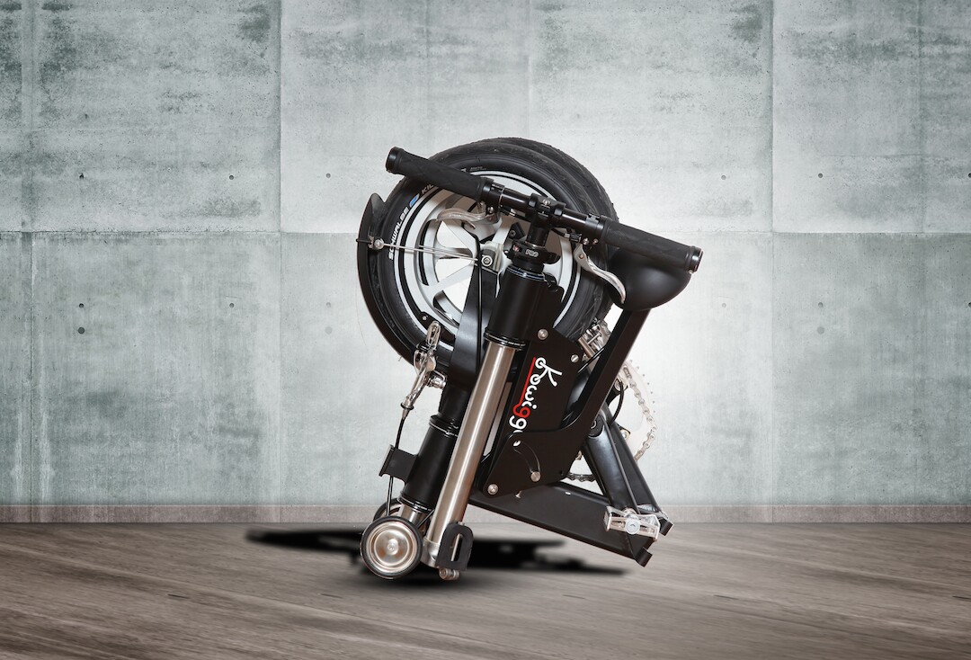 The Kwiggle Bike folds down into a luggable 55 x 40 x 25 cm (21.7 x 15.7 x 9.8 in) package