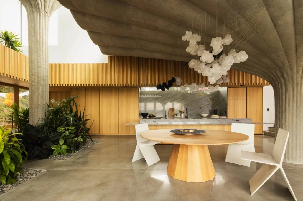 The concrete columns give the house its extra large interior spaces and contemporary allure